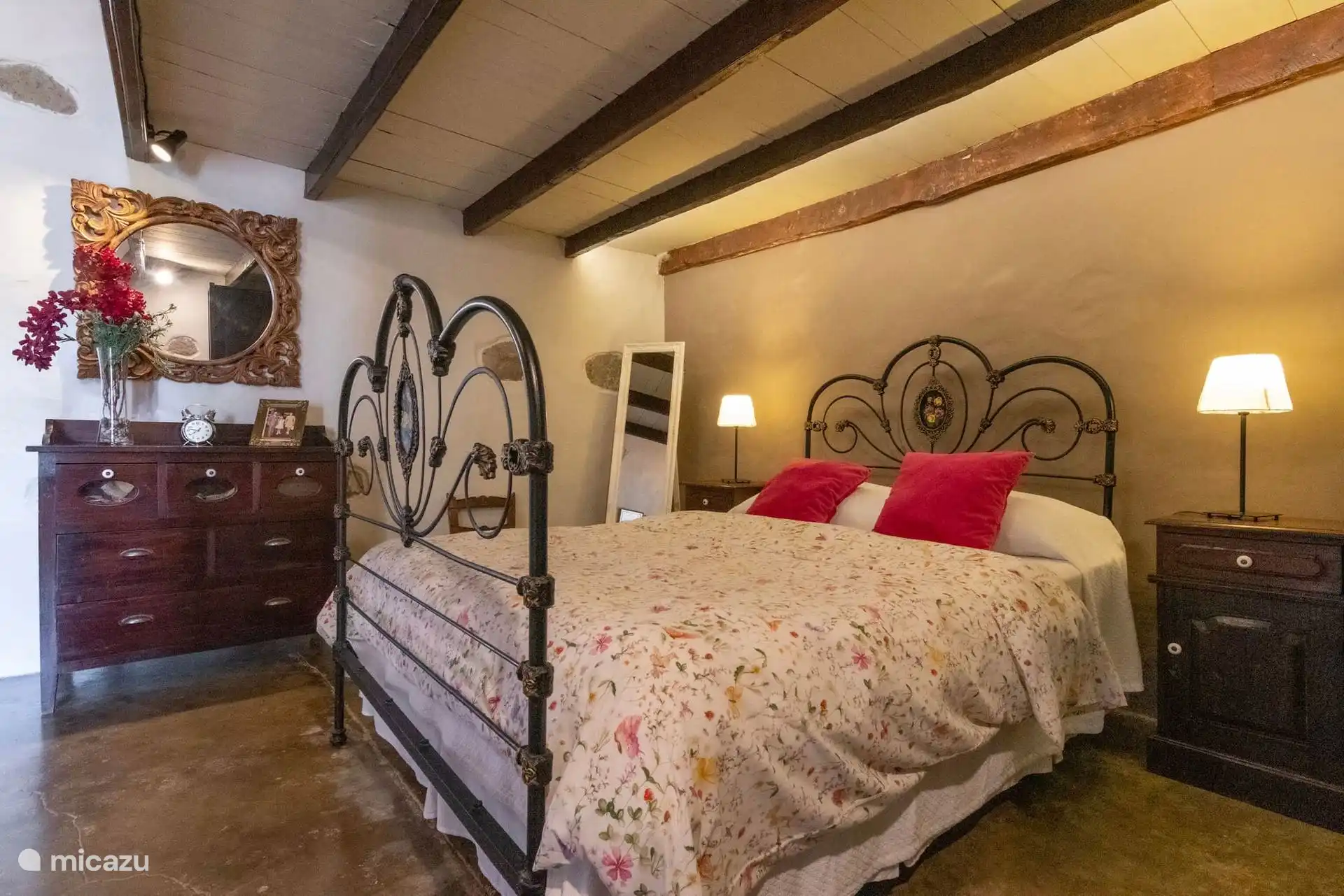 Dubbele slaapkamer met smeedijzeren bed en antieke Canarische ladekast
