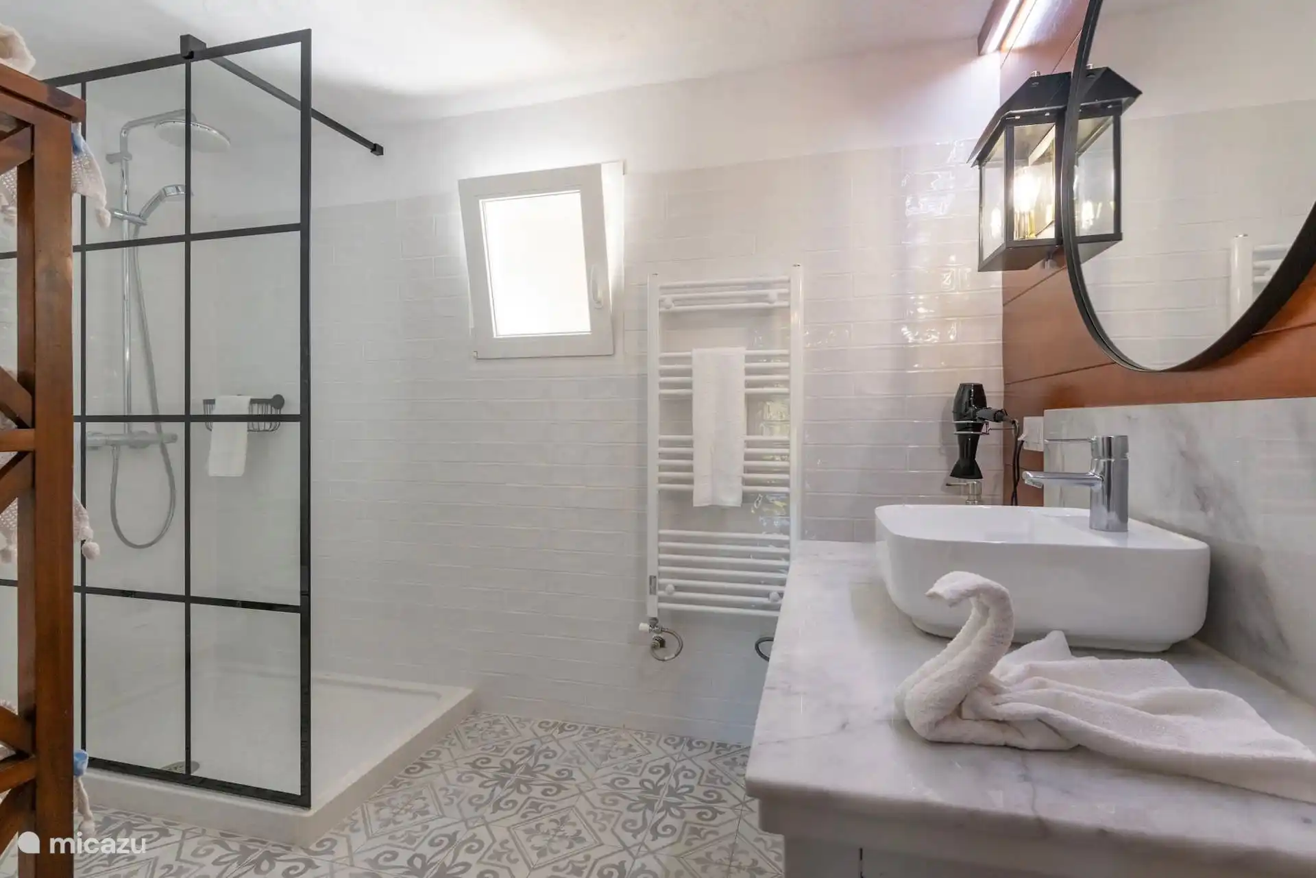 Badkamer met inloopdouche en wastafel, landhuis op Gran Canaria