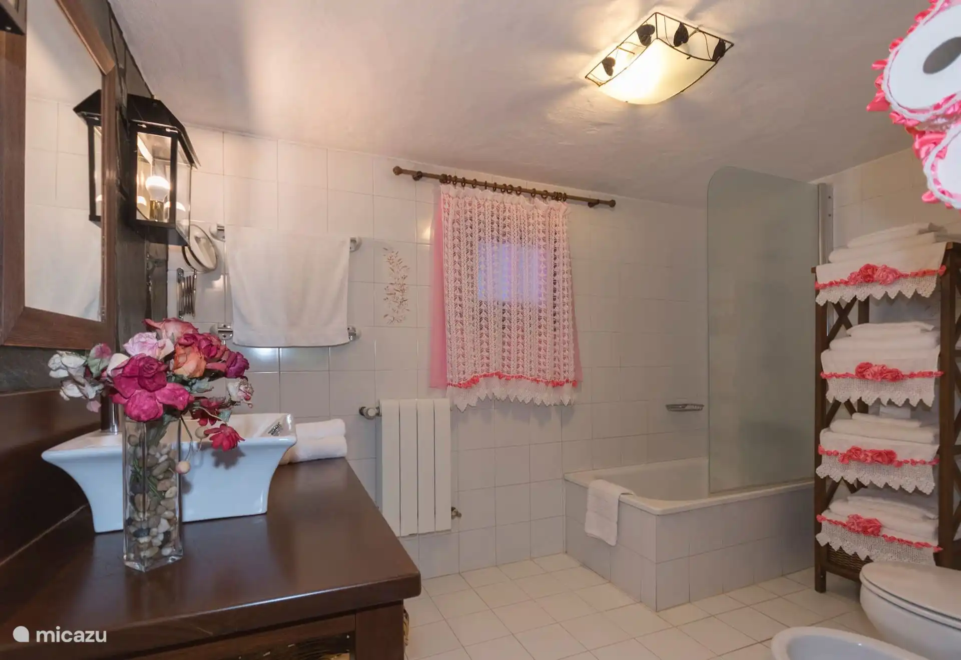 Badkamer met bad en wastafel
