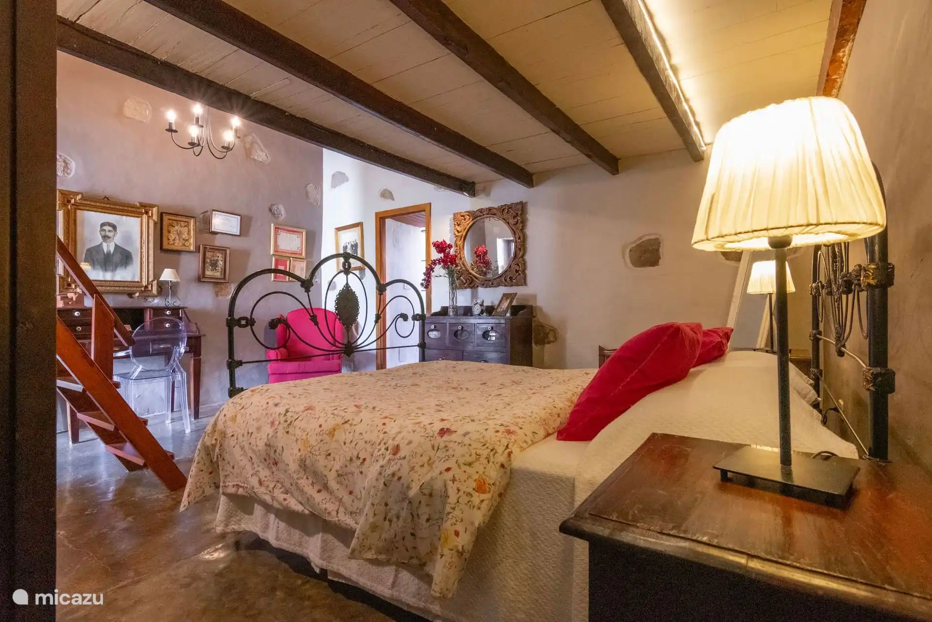 Dubbele slaapkamer met traditionele inrichting en houten nachtkastje