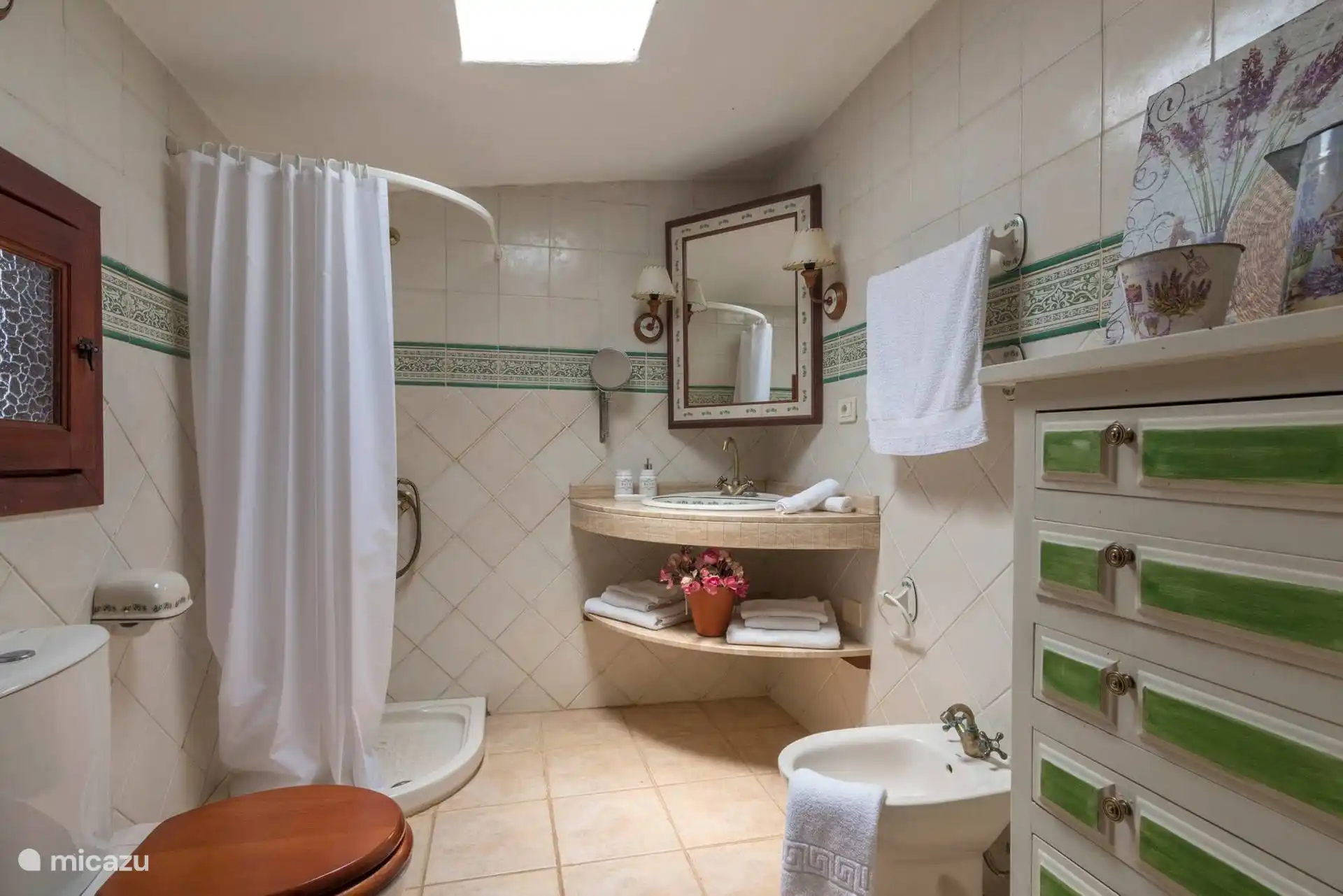 Badkamer met douche en houten meubilair