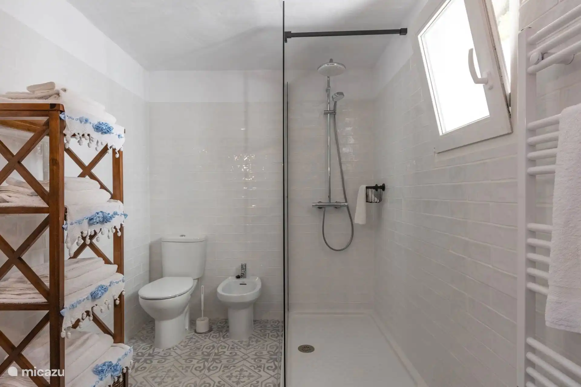 Volledige badkamer met douche, toilet en bidet