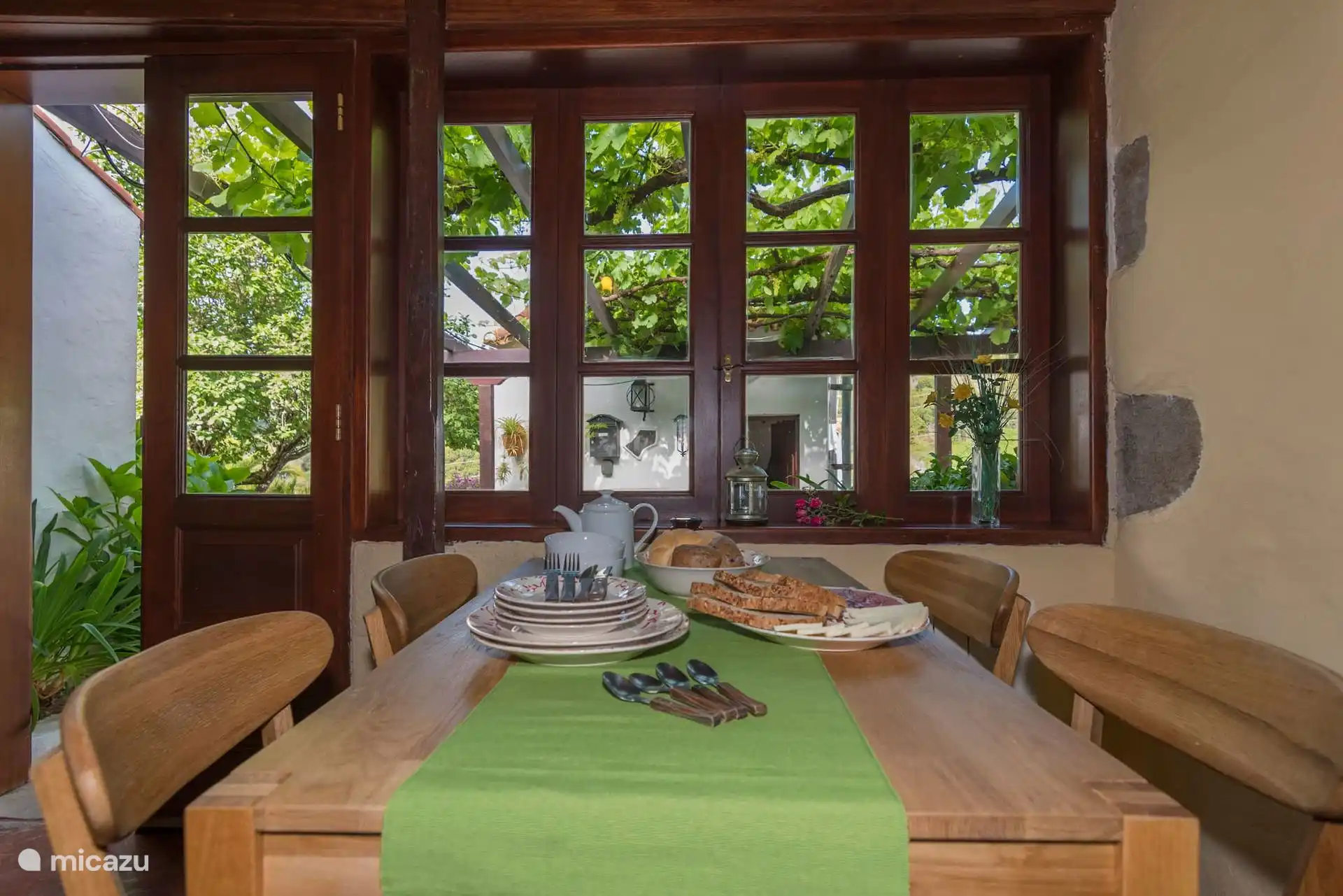 Binneneetkamer met raam en houten tafel voor groepen