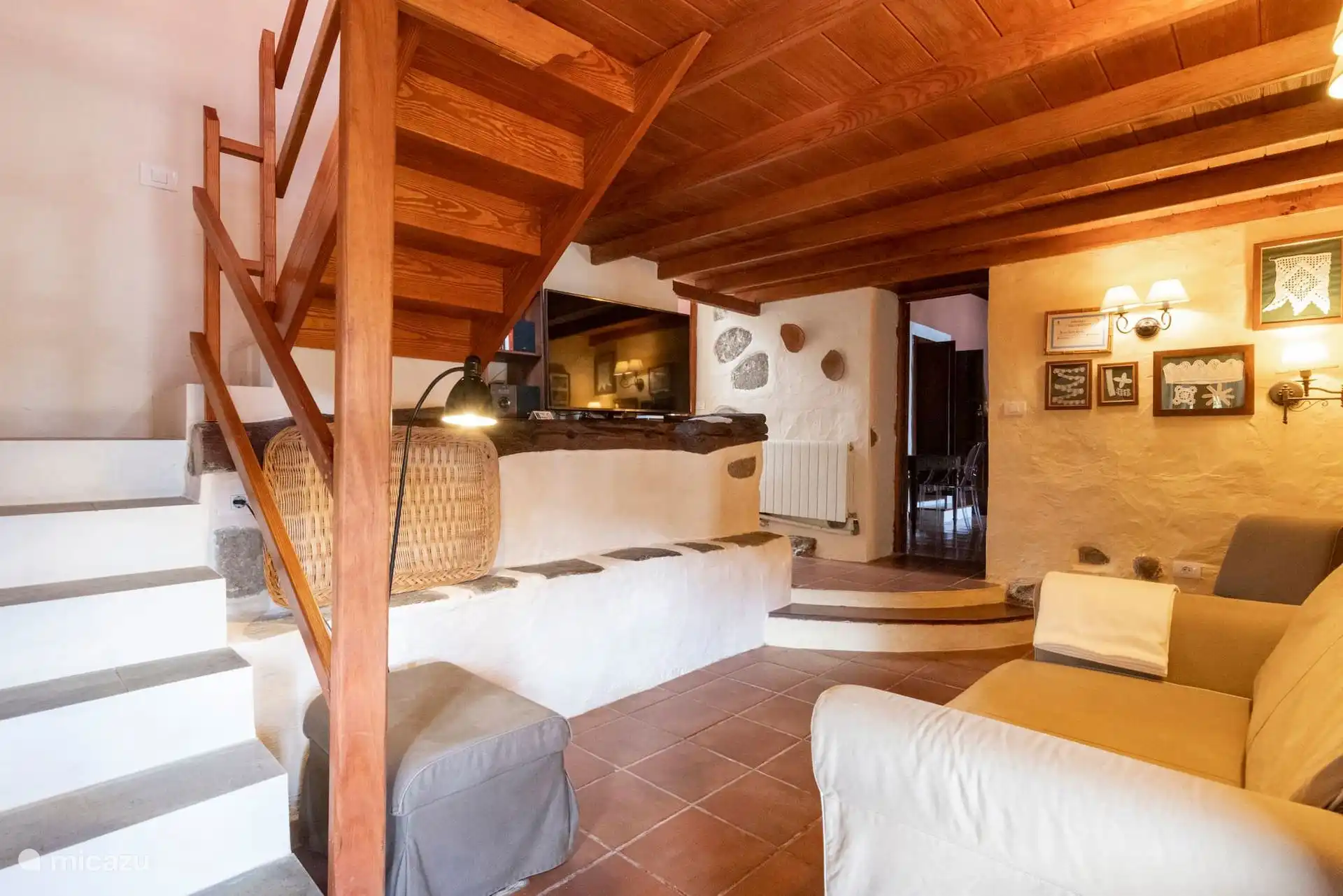 Open woon-eetkamer met mezzanine en houten plafond