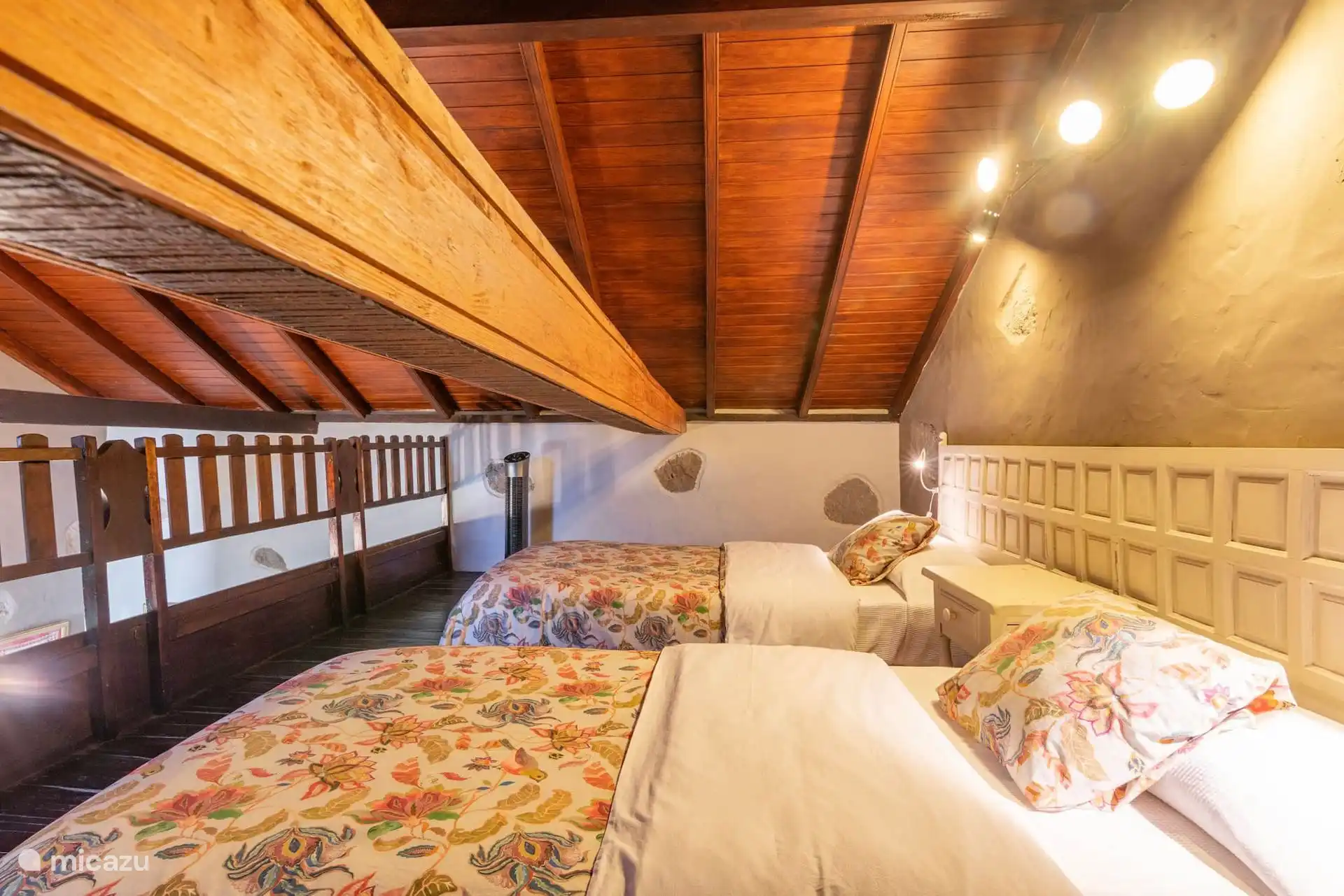 Dubbele slaapkamer (twee slaapkamers) met houten plafond, Finca Casas Nanita