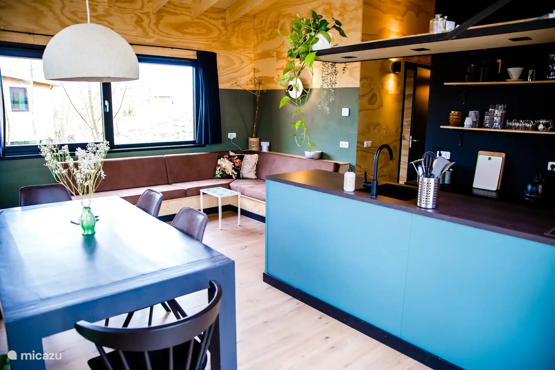 Open keuken met kookeiland en eettafel in de gezellige woonruimte.