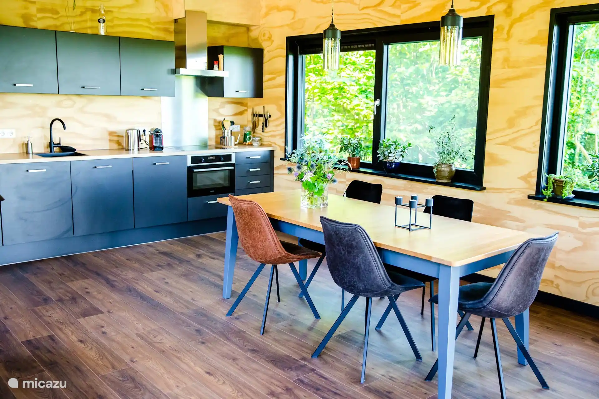 De keuken met kookeiland, direct naast de eettafel.