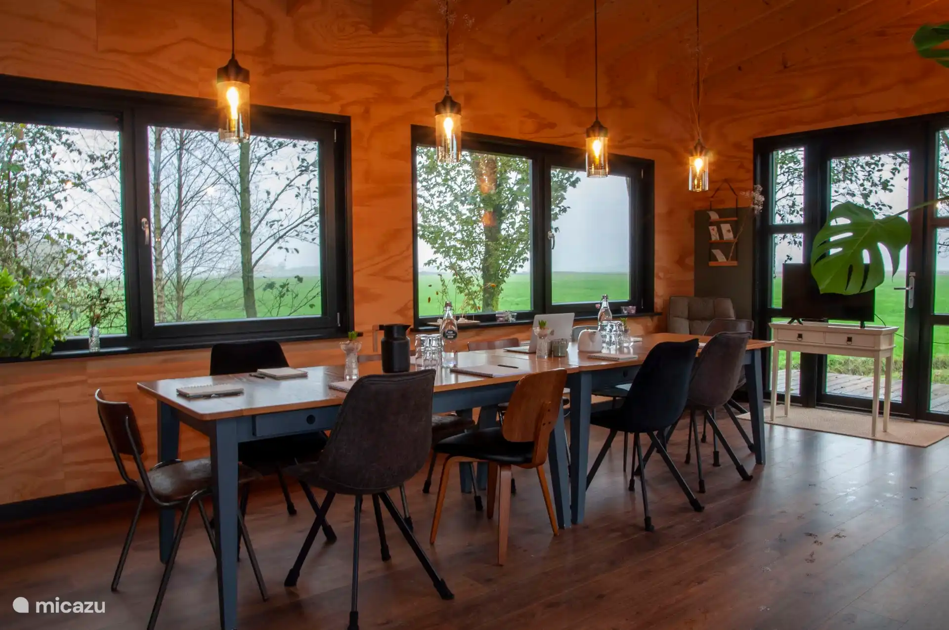 Eettafel bij het raam met uitzicht op het groen.