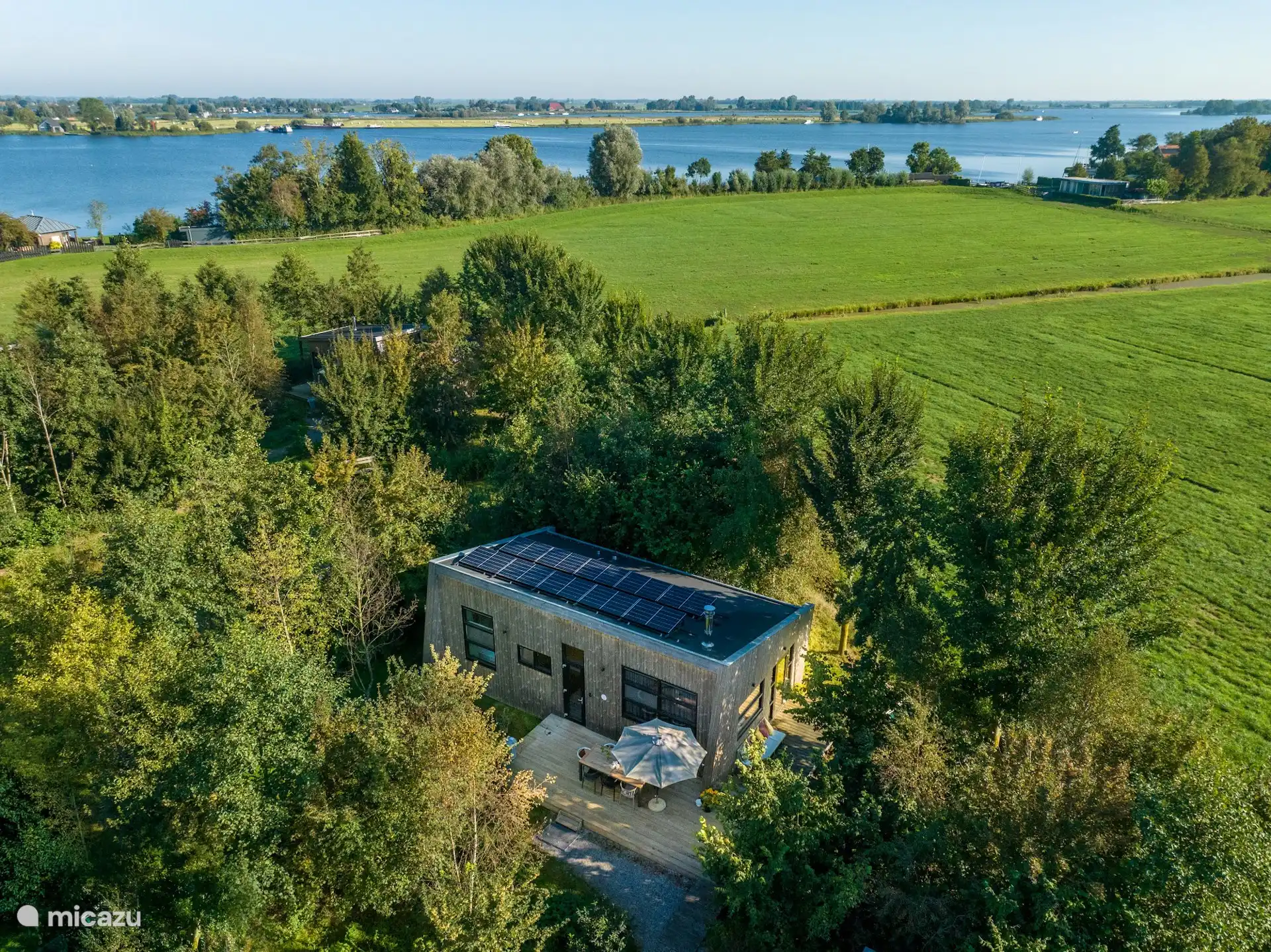 Luchtfoto van Waterlodge Goudûle, gelegen aan het water.