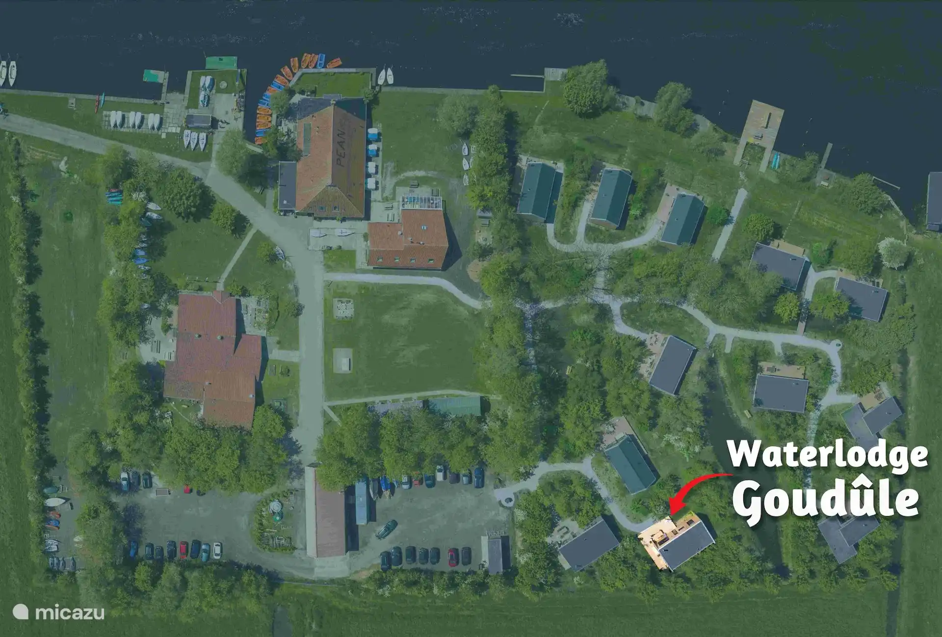 Luchtfoto van het park met de naam en ligging van Waterlodge Goudûle.