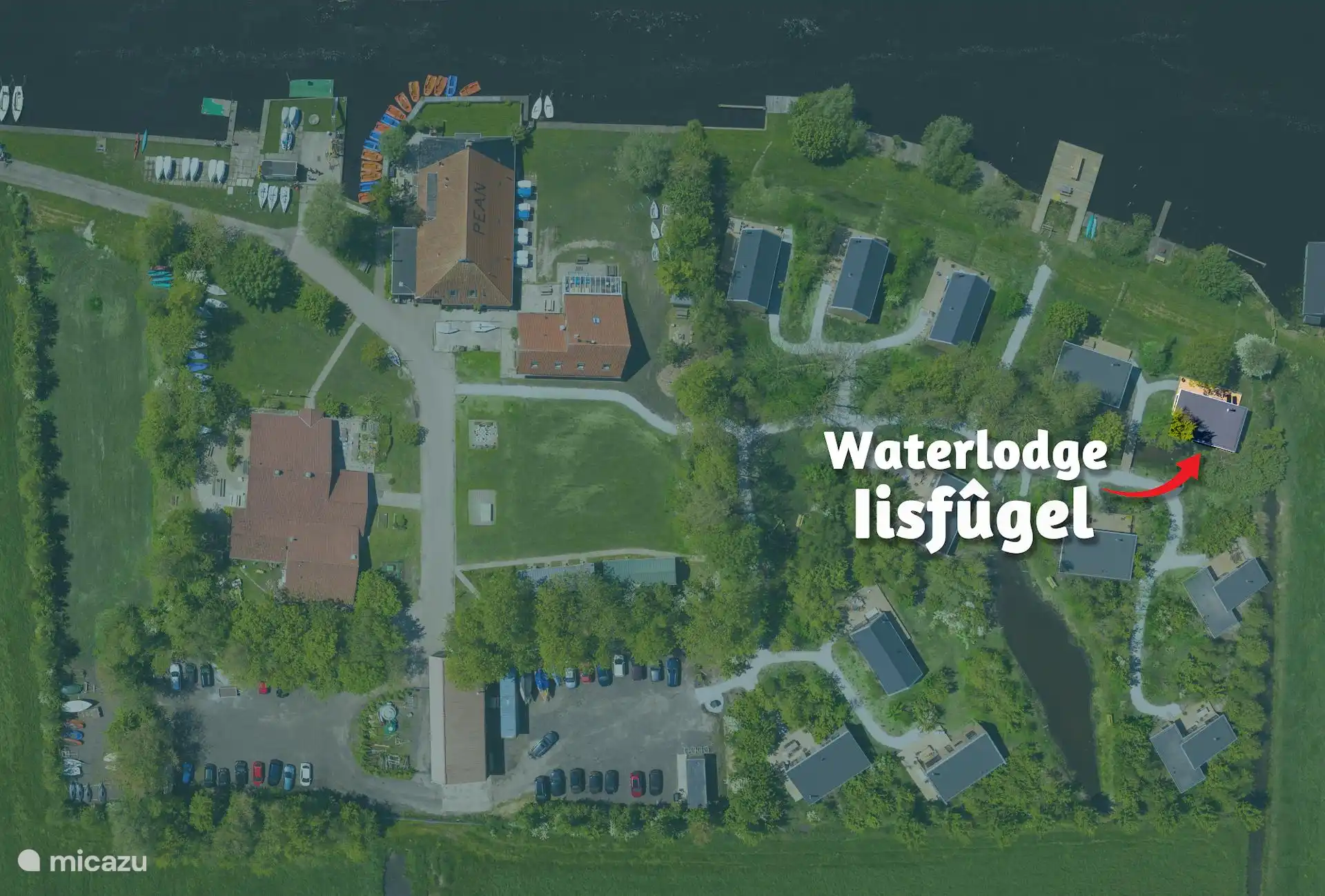 Luchtfoto van park Pean-buiten met de locatie van Waterlodge Iisfûgel aan het water.