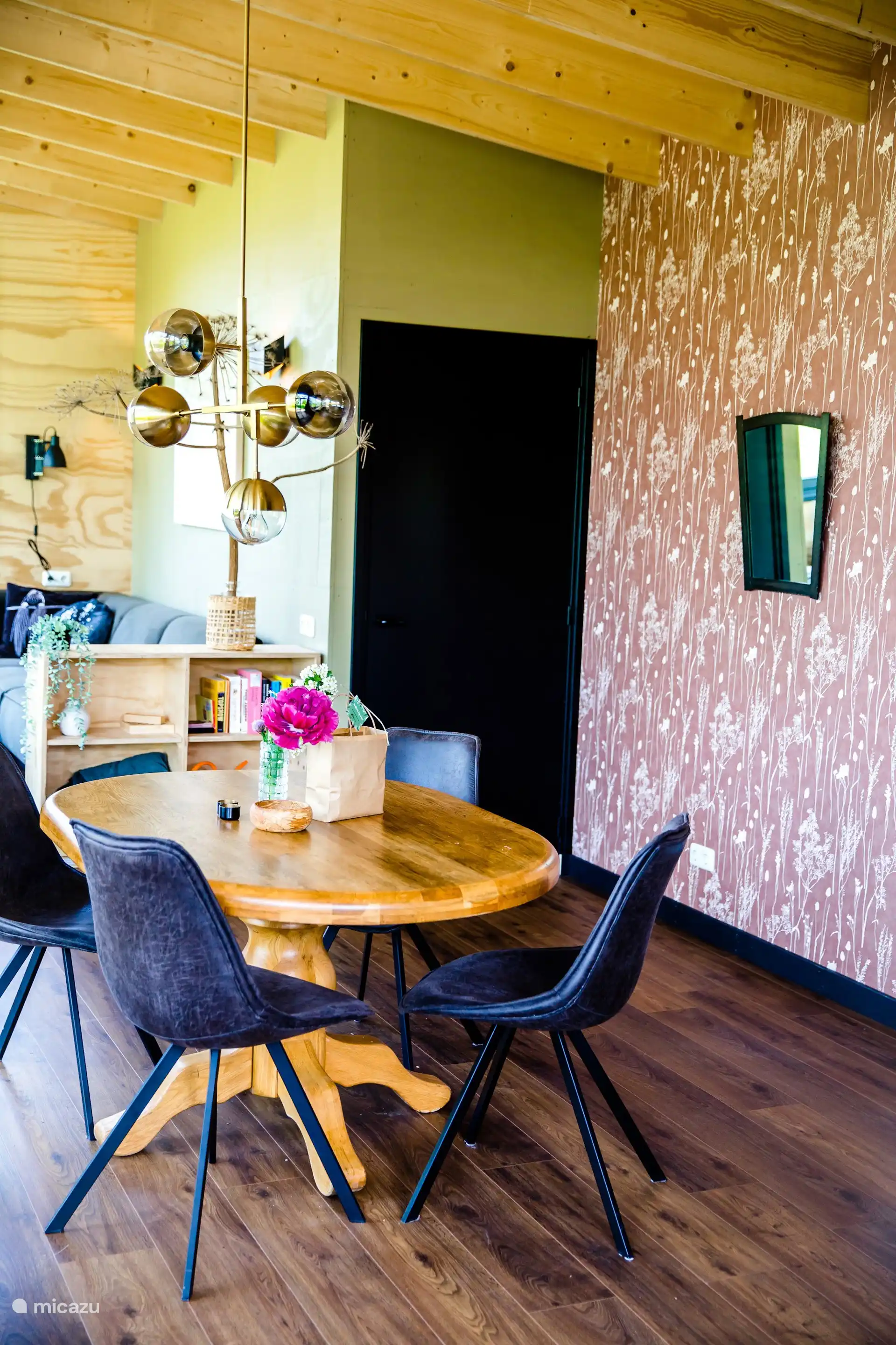 Gezellige eettafel met houten tafel en stoelen, sfeervol ingericht met decoratie.