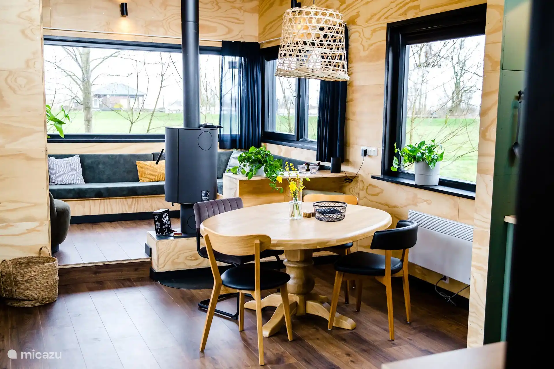 Eettafel bij het raam met uitzicht op de omgeving.