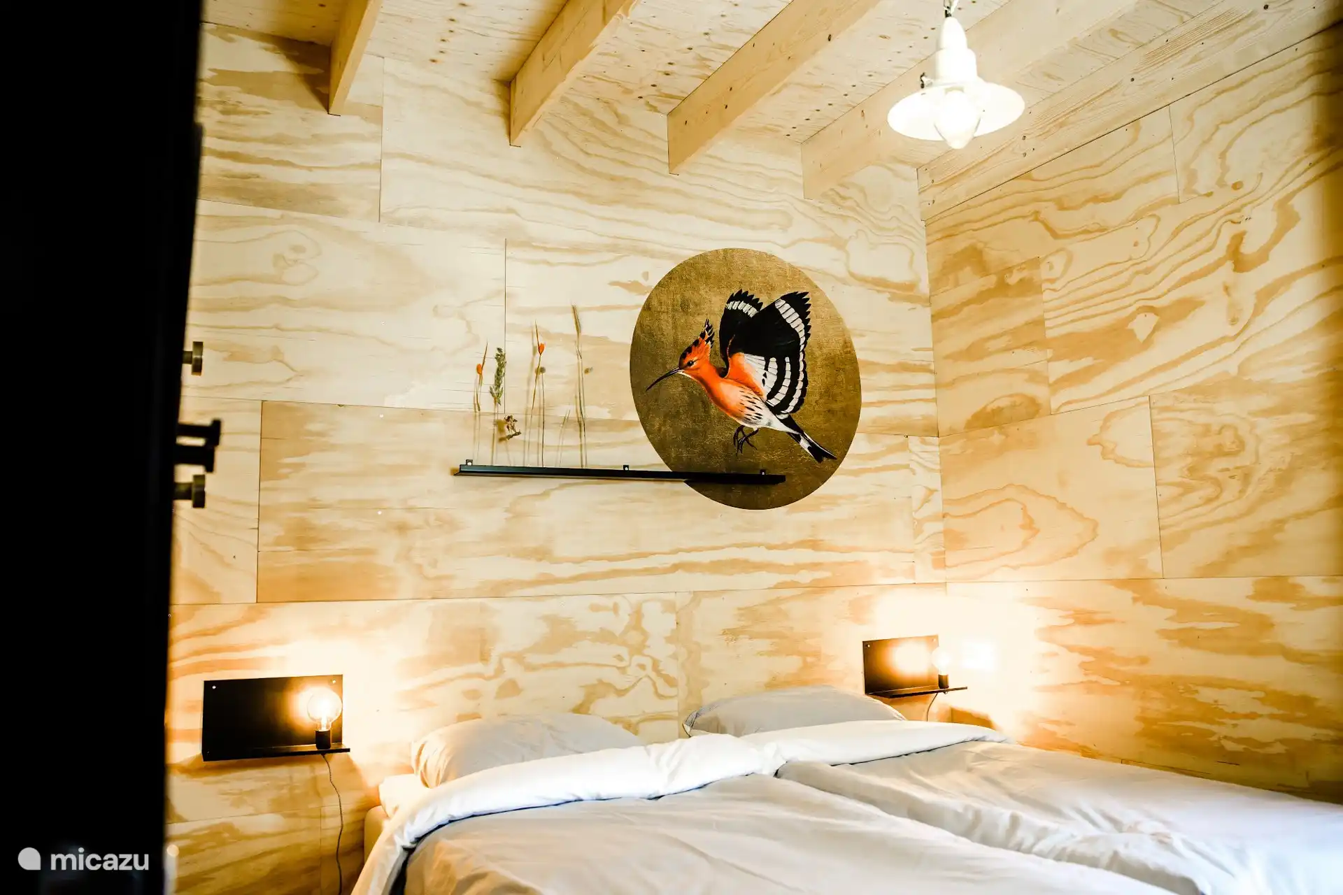 Slaapkamer met tweepersoonsbed.