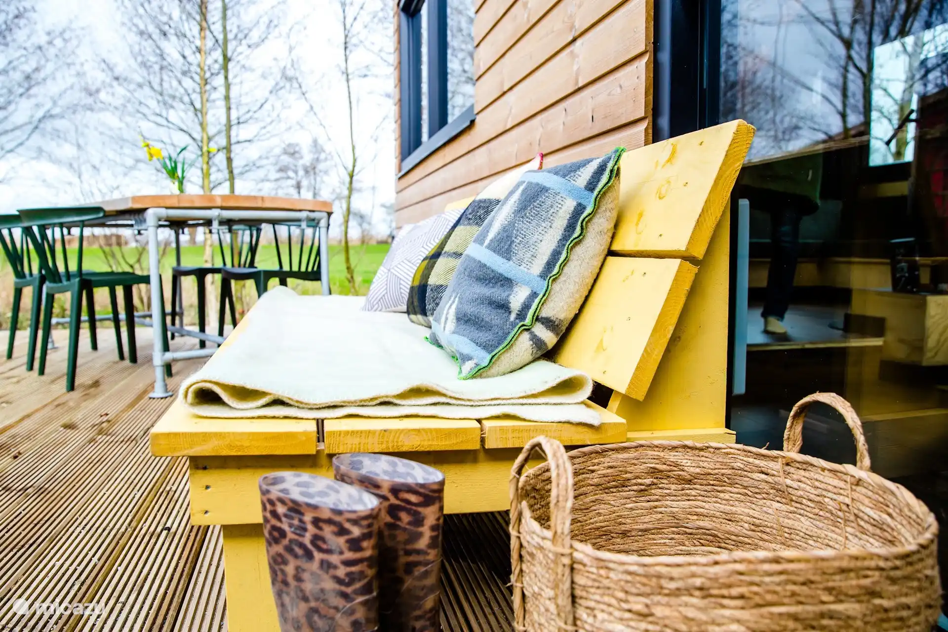 Gezellig terras met loungezitje bij de lodge.