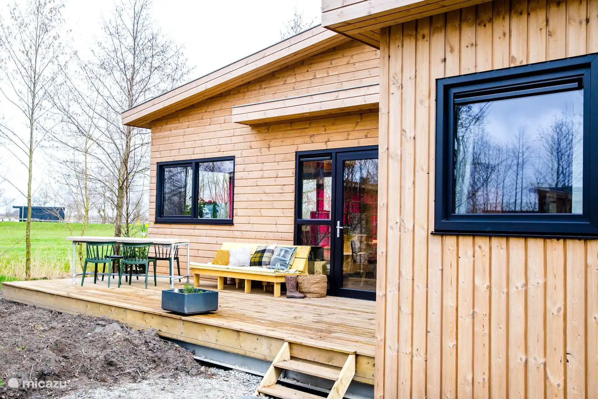 Buitenkant van de lodge met terras aan de tuinzijde.