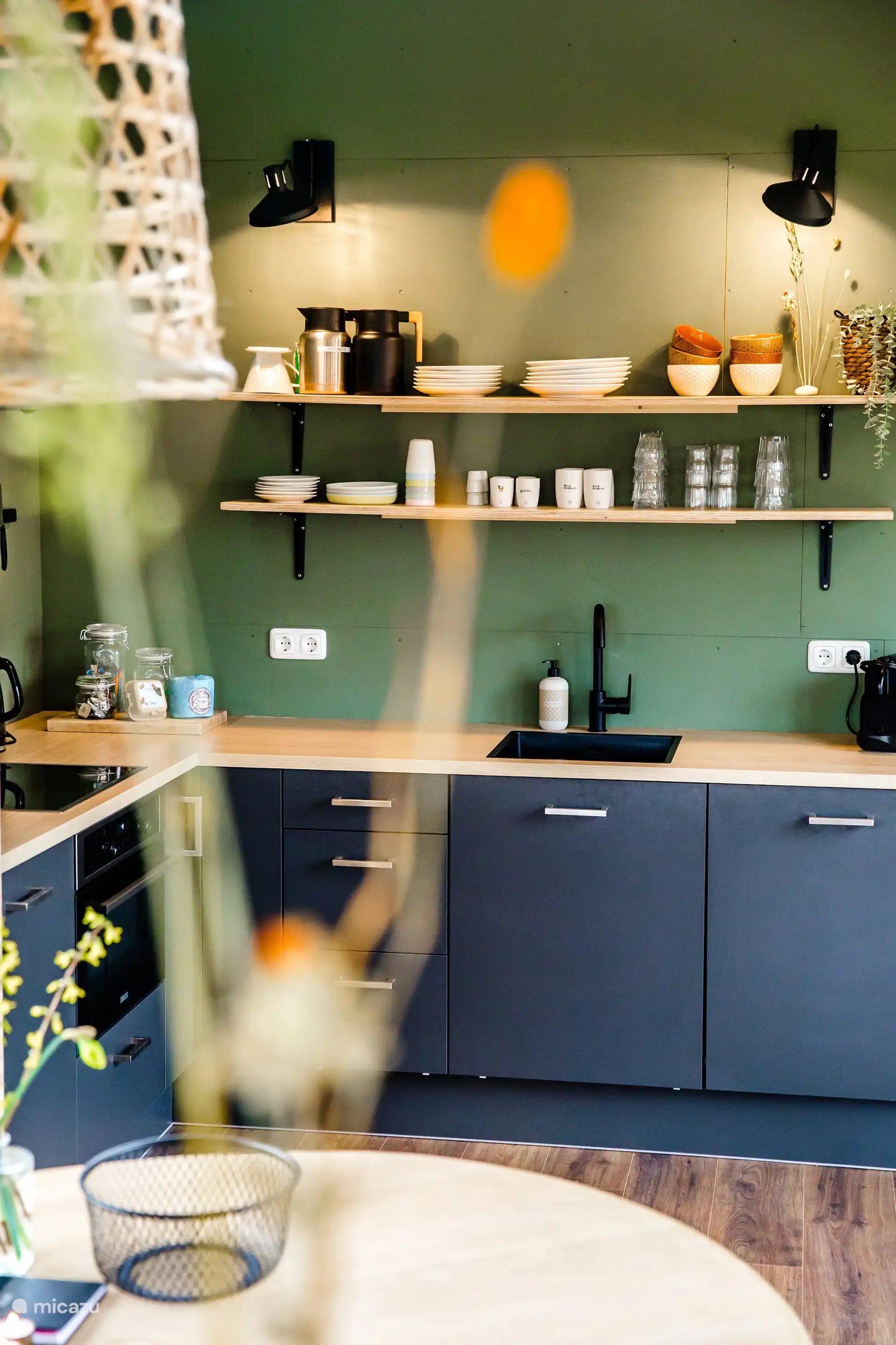 Open keuken met eettafel, sfeervol ingericht.