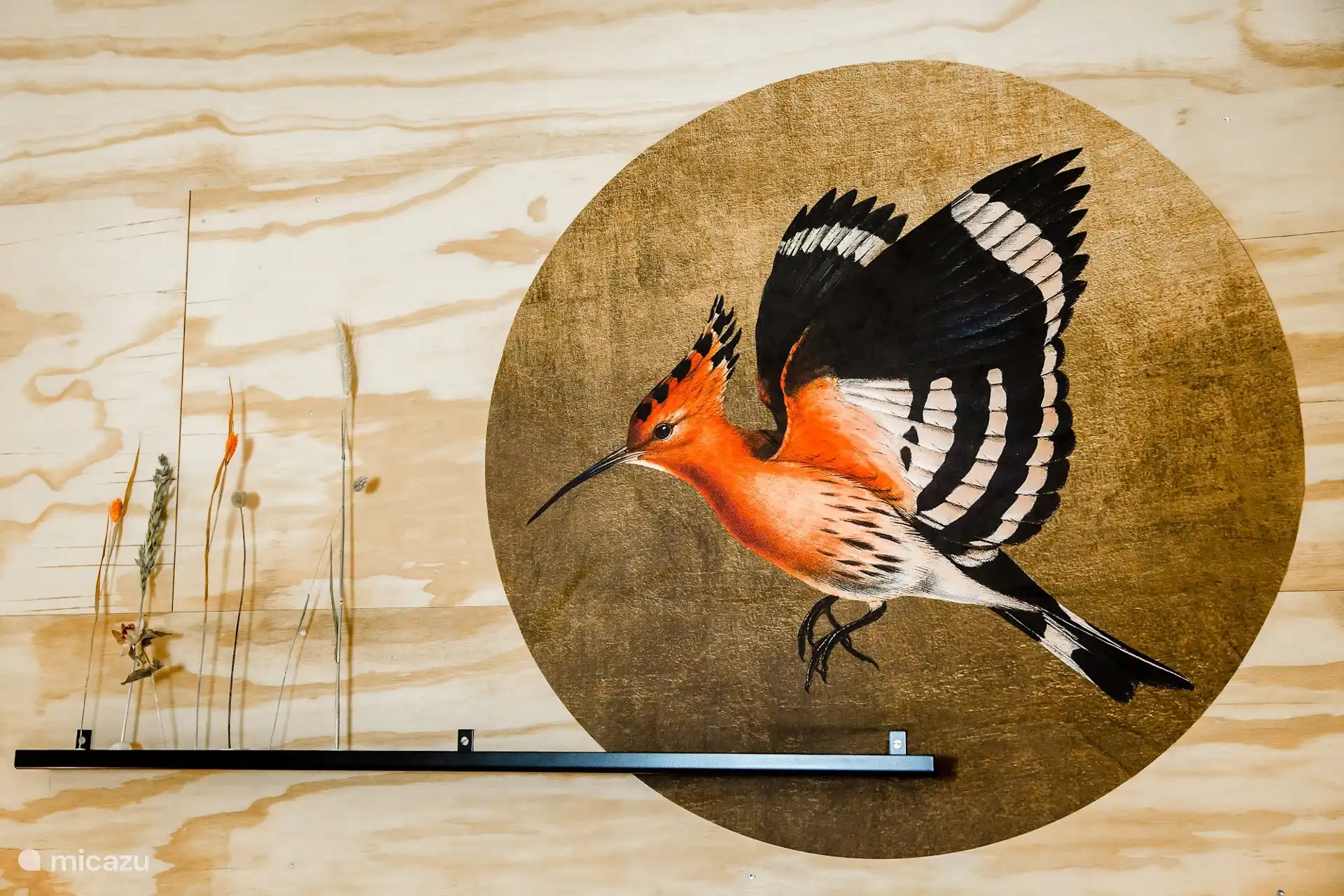 Interieurdetail: houten wanddecoratie.