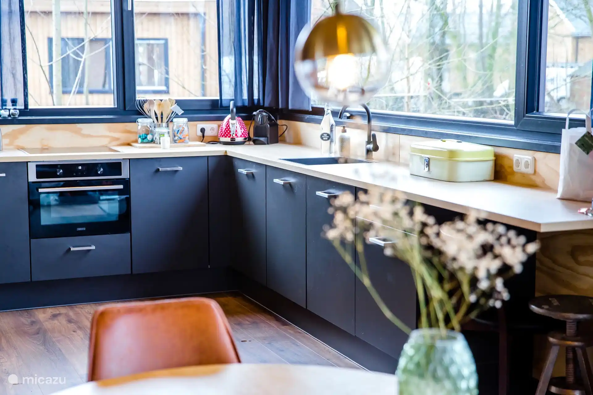 Volledig ingerichte open keuken met alle gemakken.