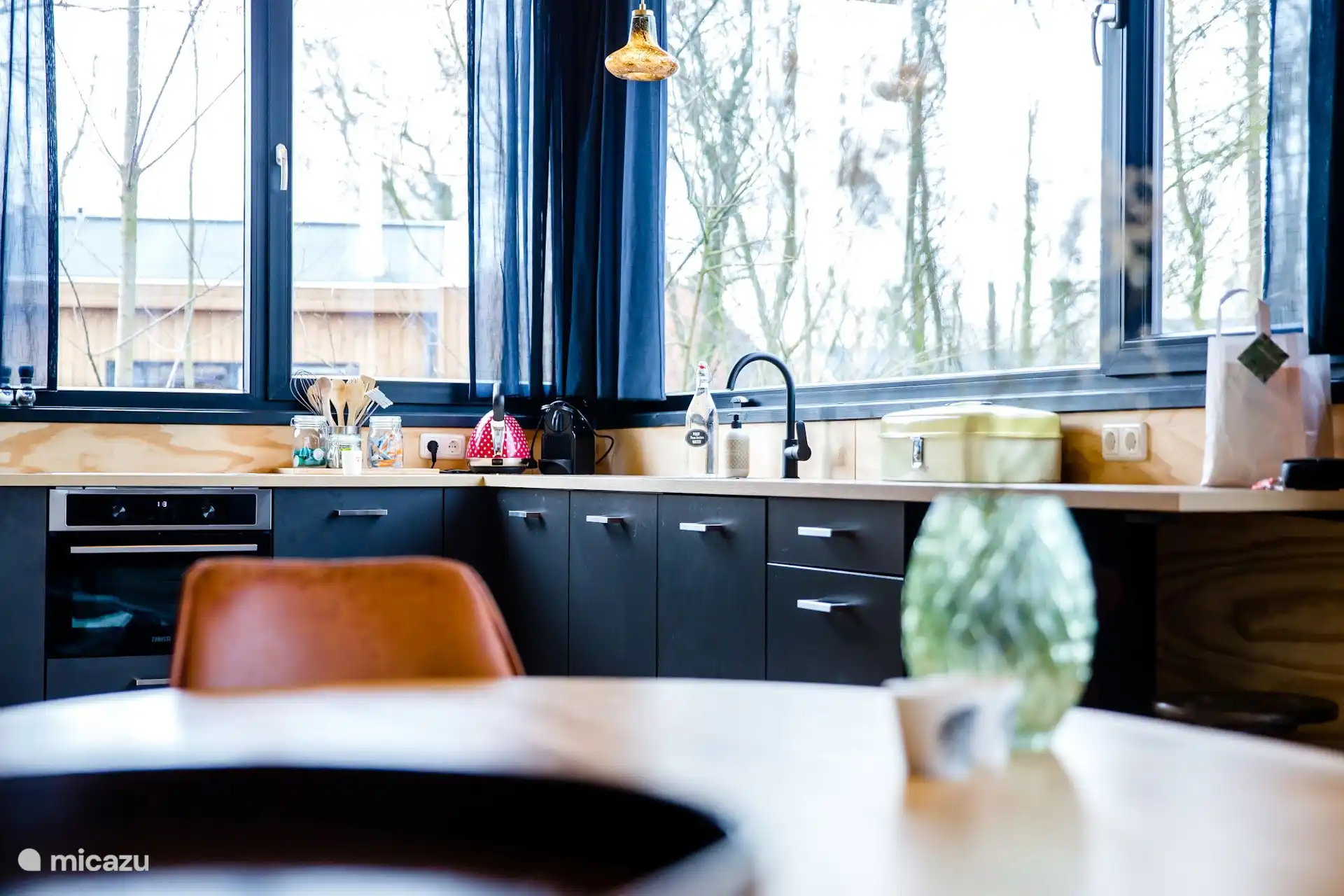Open keuken met eettafel, midden in de lichte leefruimte.