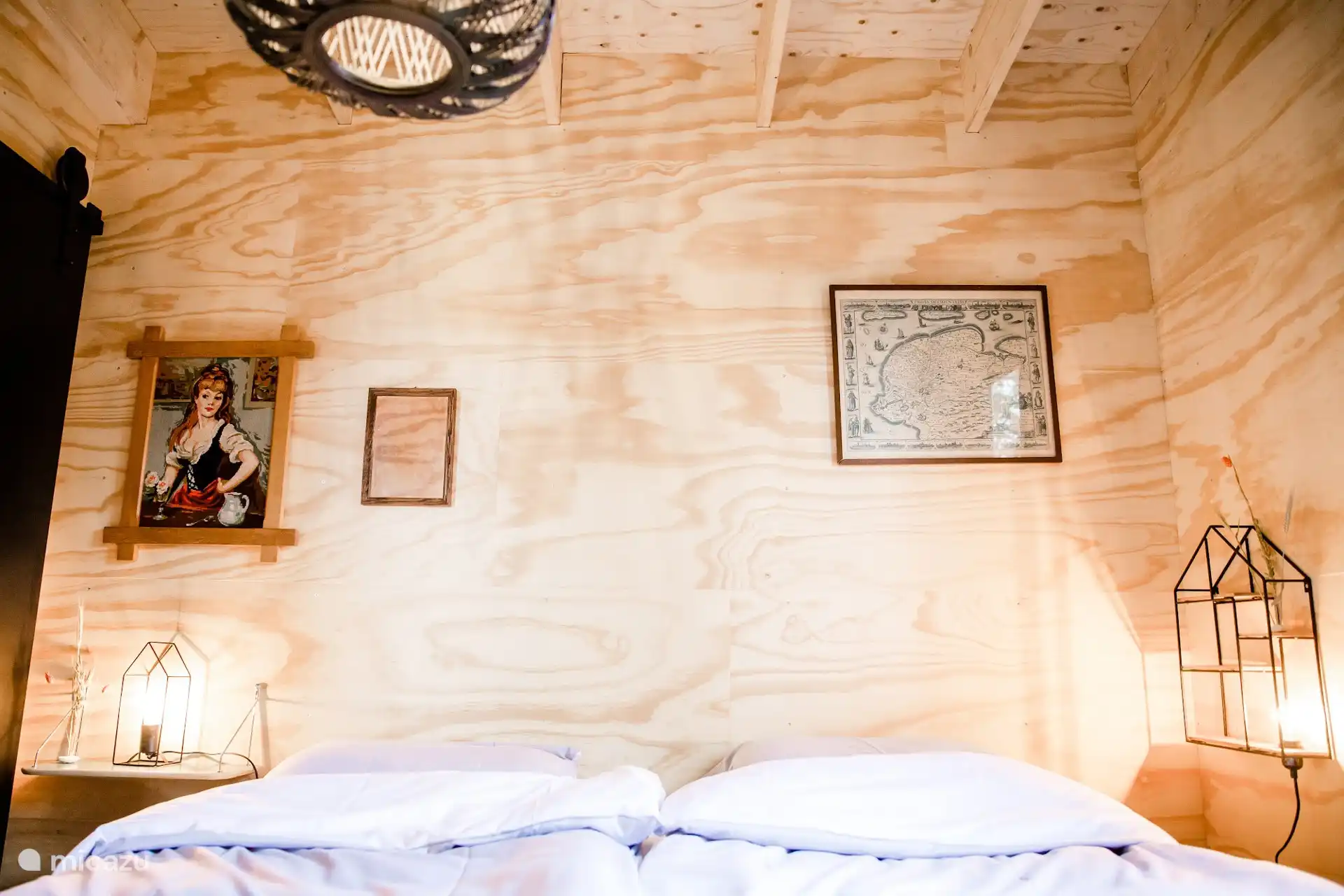 Tweede slaapkamer met twee eenpersoonsbedden, sfeervol ingericht.