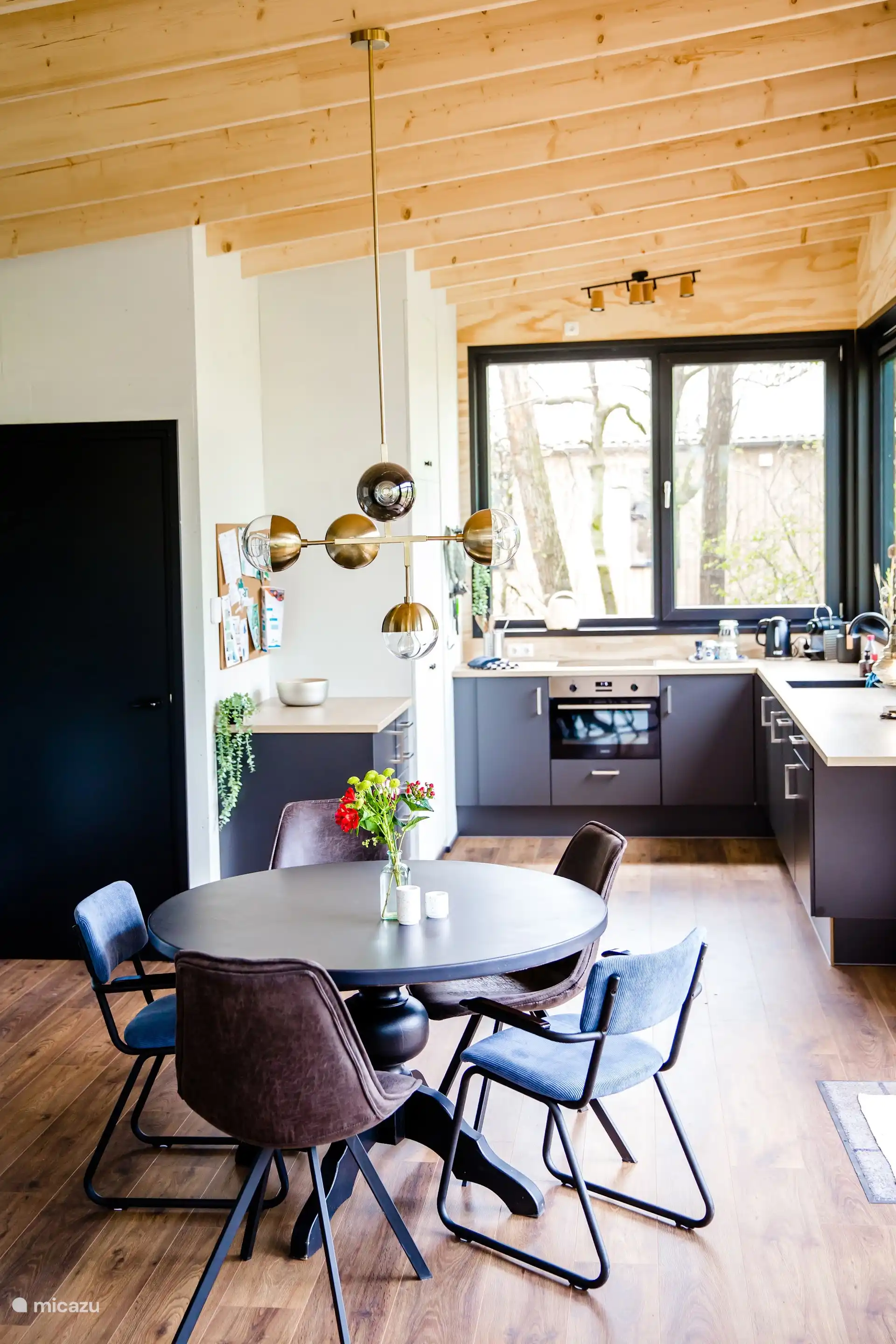 Open keuken met eettafel, middenin de woonruimte – gezellig samen koken en eten.