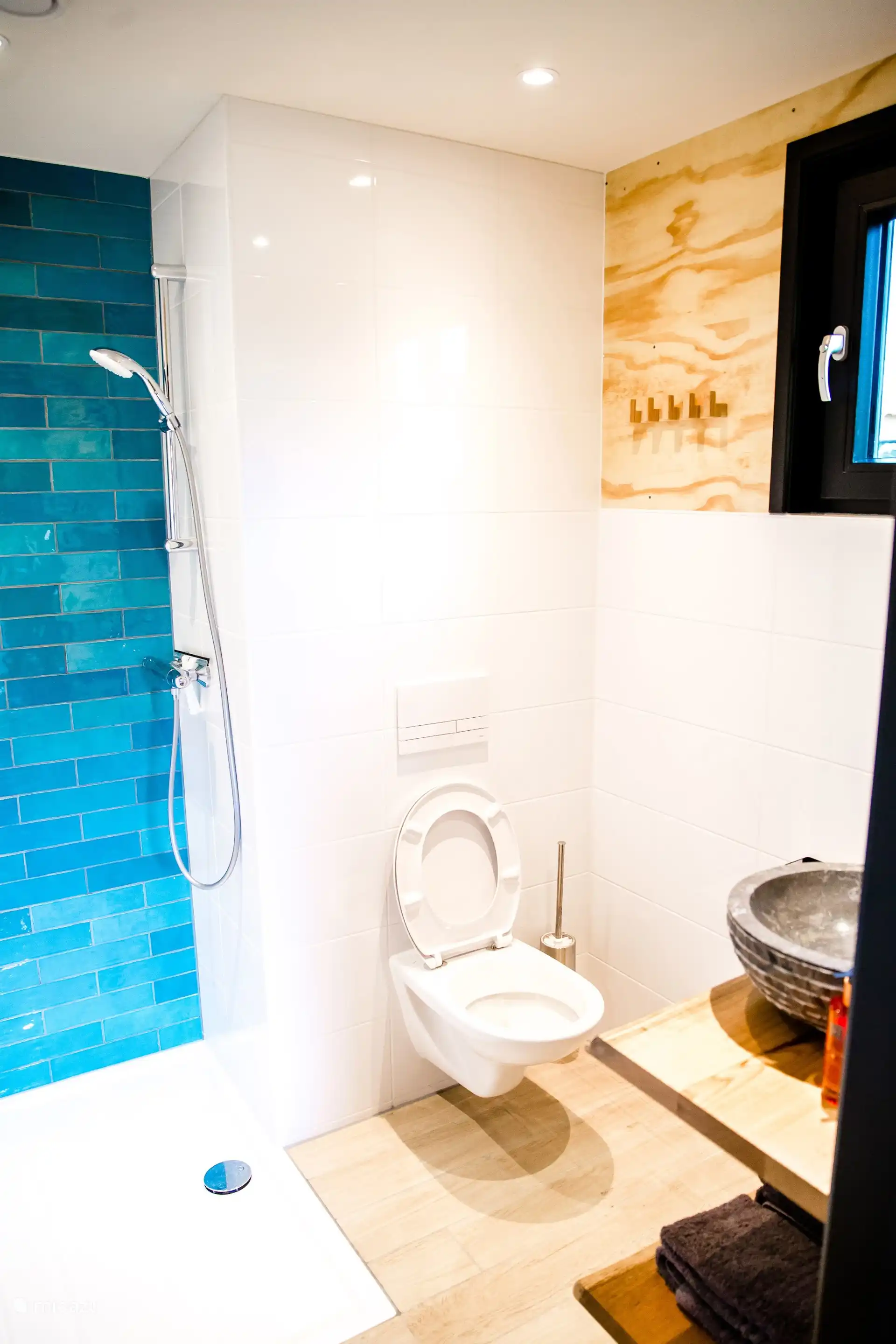 Toilet in de badkamer, modern en verzorgd afgewerkt.