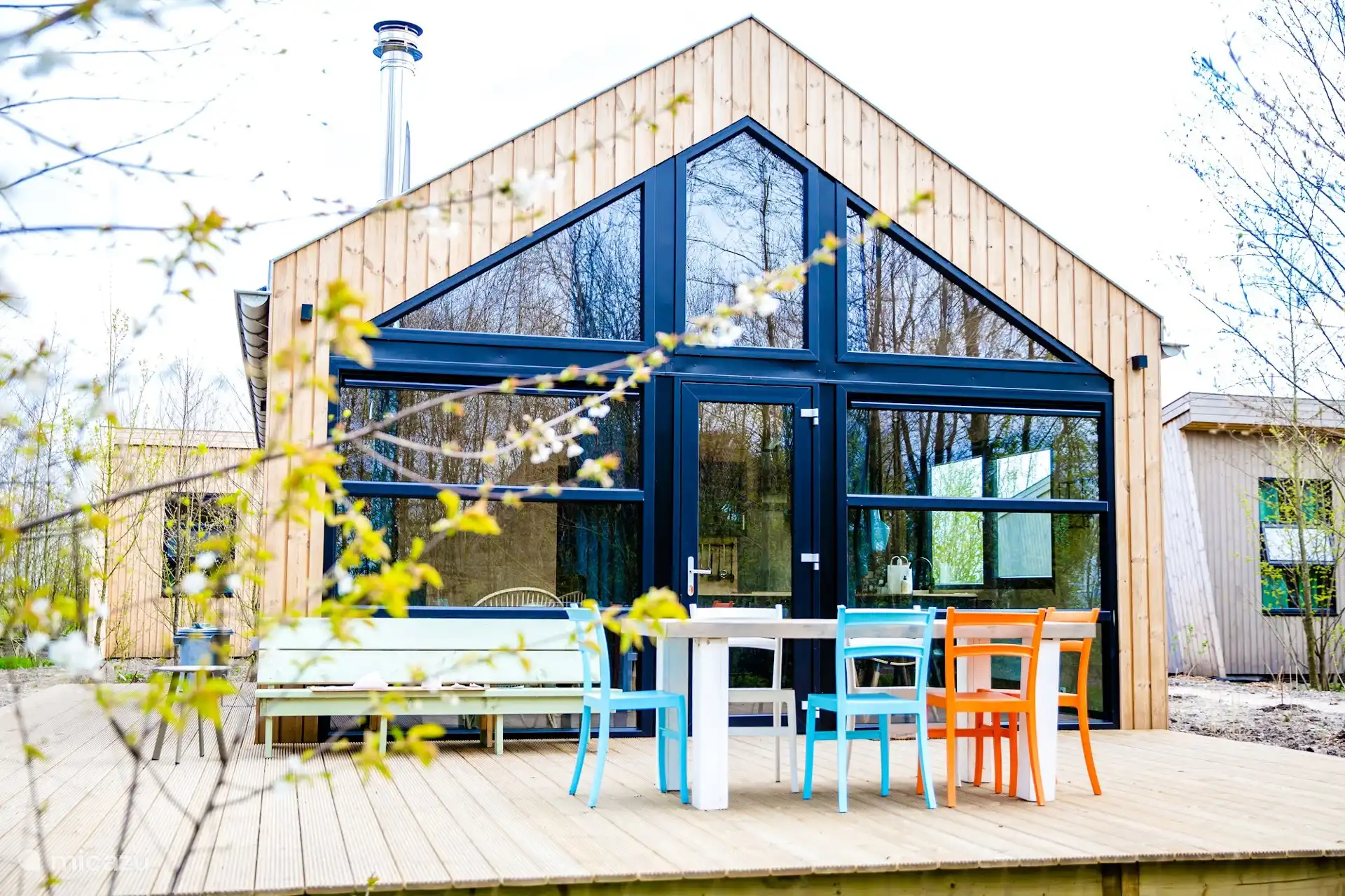 Terras aan de tuinzijde met eettafel