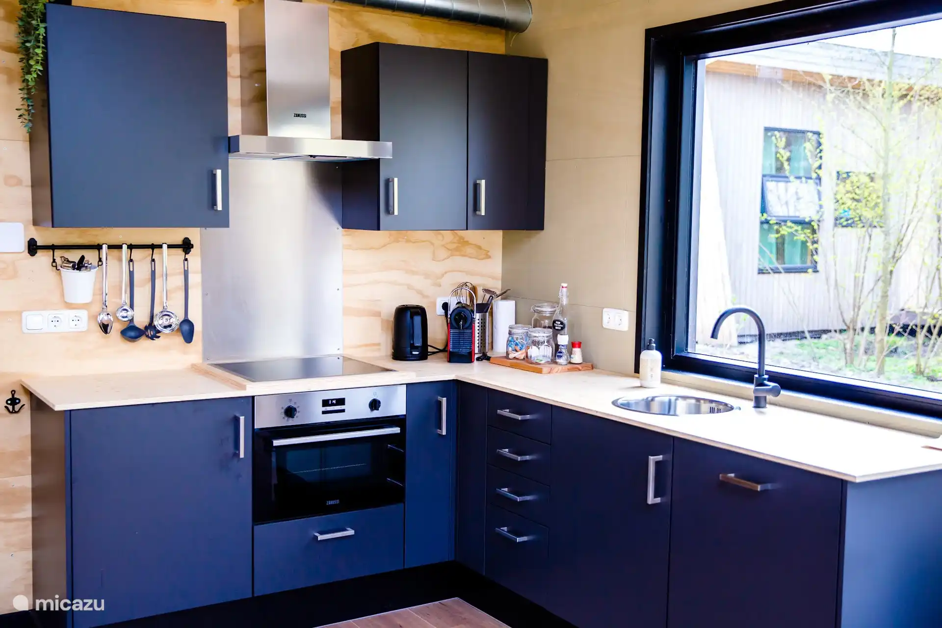 Keuken met oven en afzuigkap