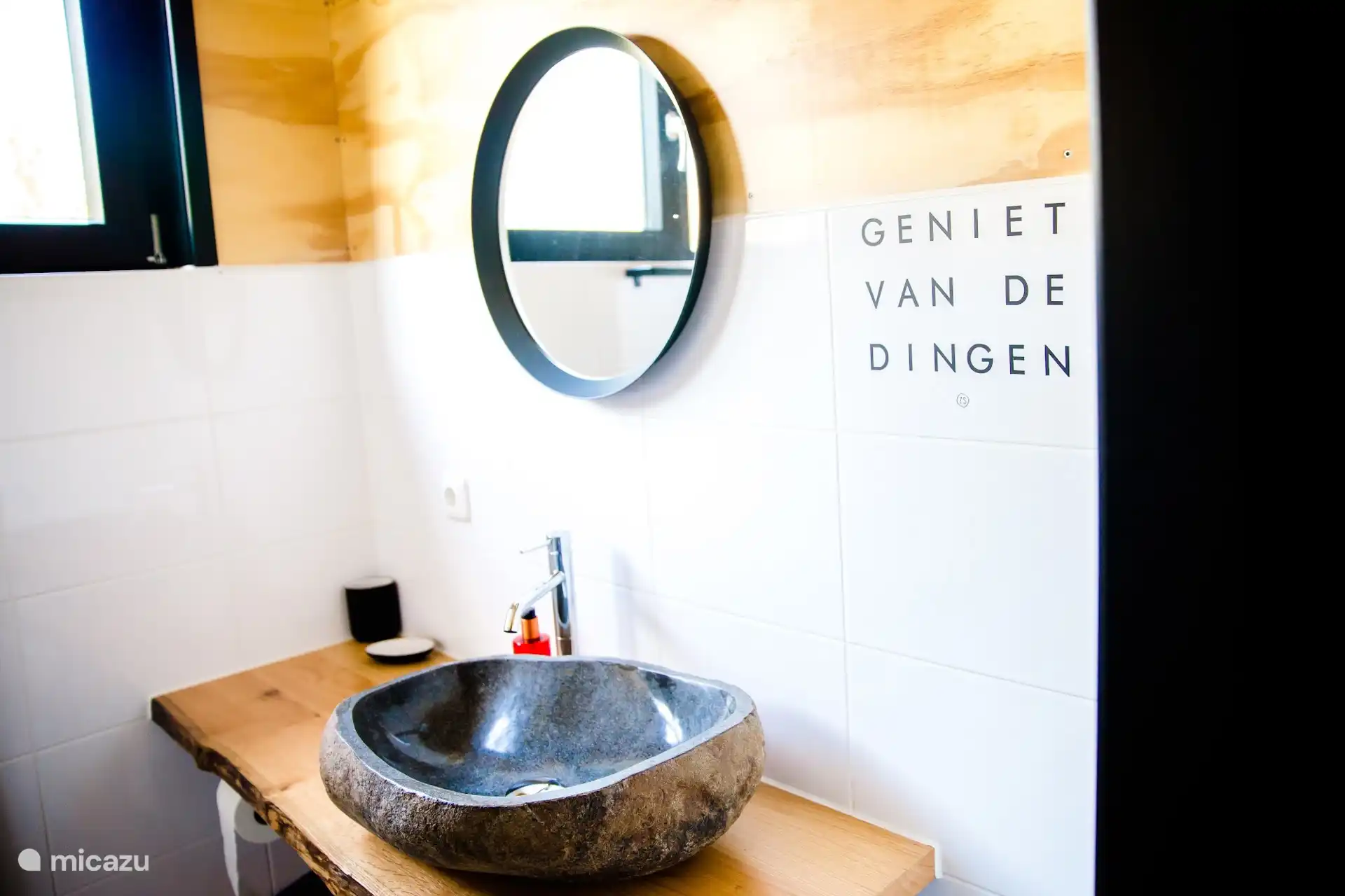 Wastafel met natuurstenen waskom