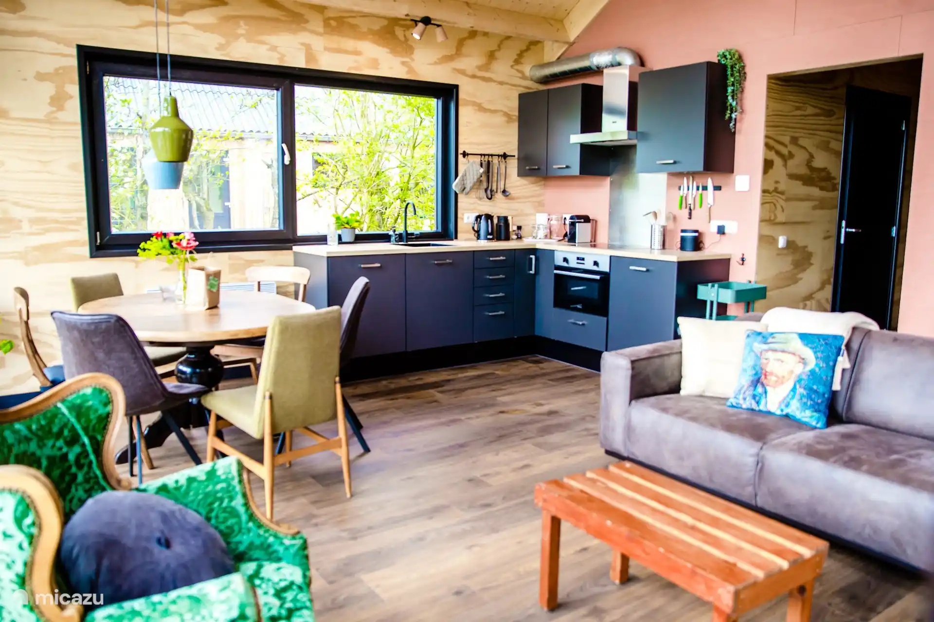 Open keuken met eettafel, volledig ingericht voor het bereiden van maaltijden.