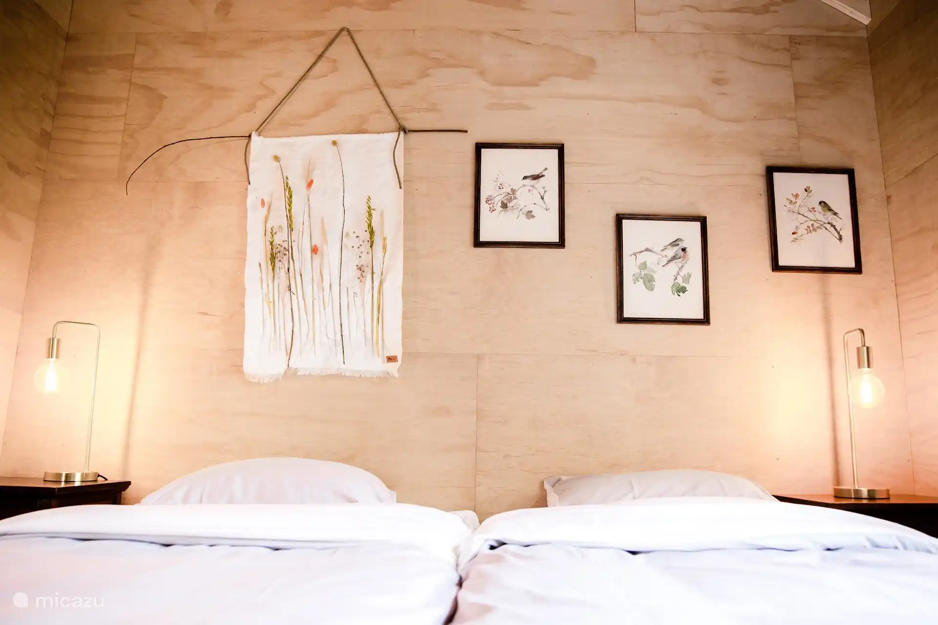 Slaapkamer met comfortabel tweepersoonsbed.