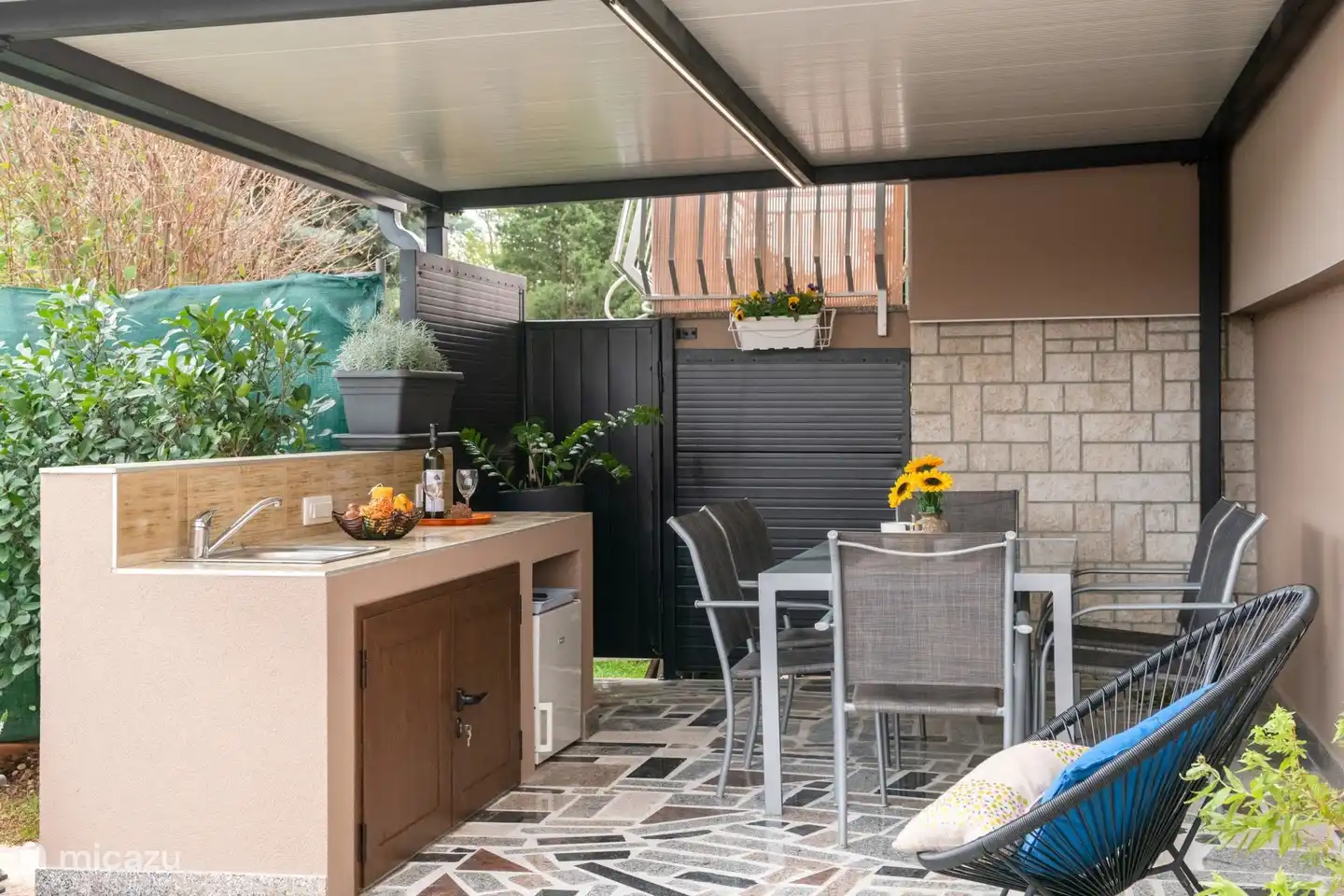 outdoor dining table