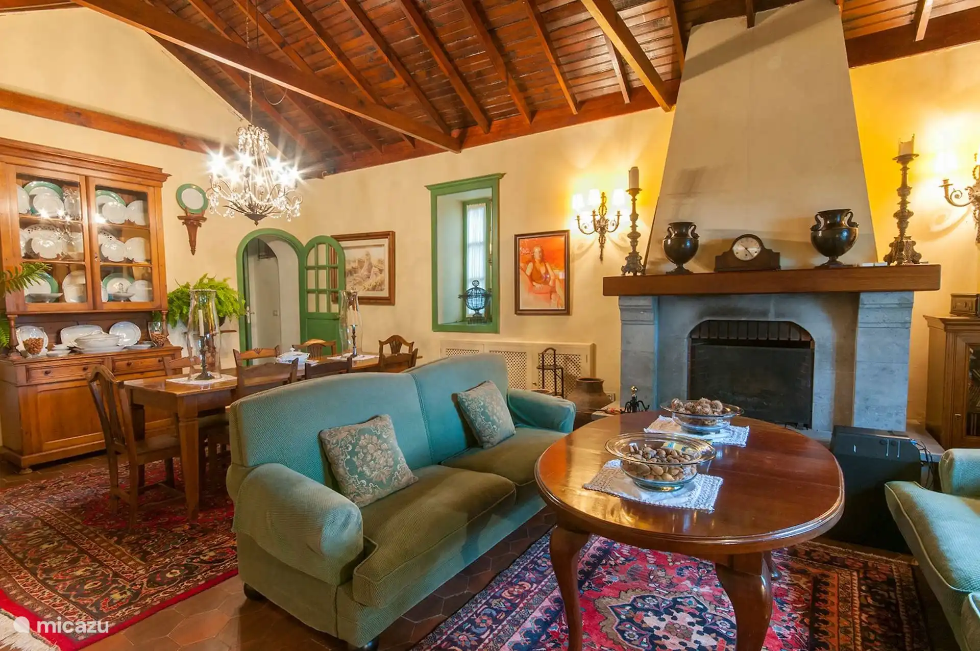 Living room with fireplace, Canarian display cabinet and round table