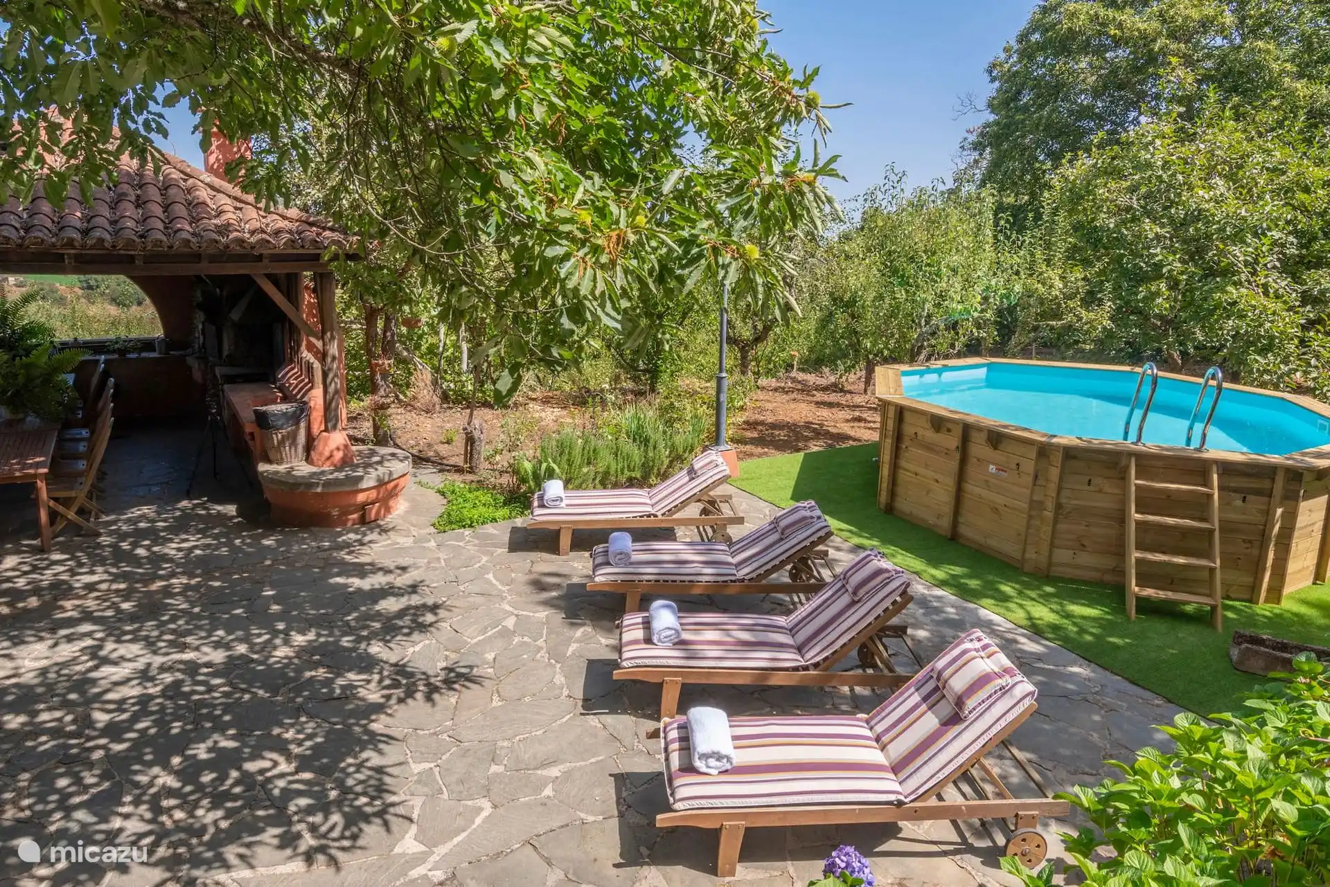 Removable swimming pool with sun loungers and wooded garden, Finca Cloty (Vega de San Mateo)