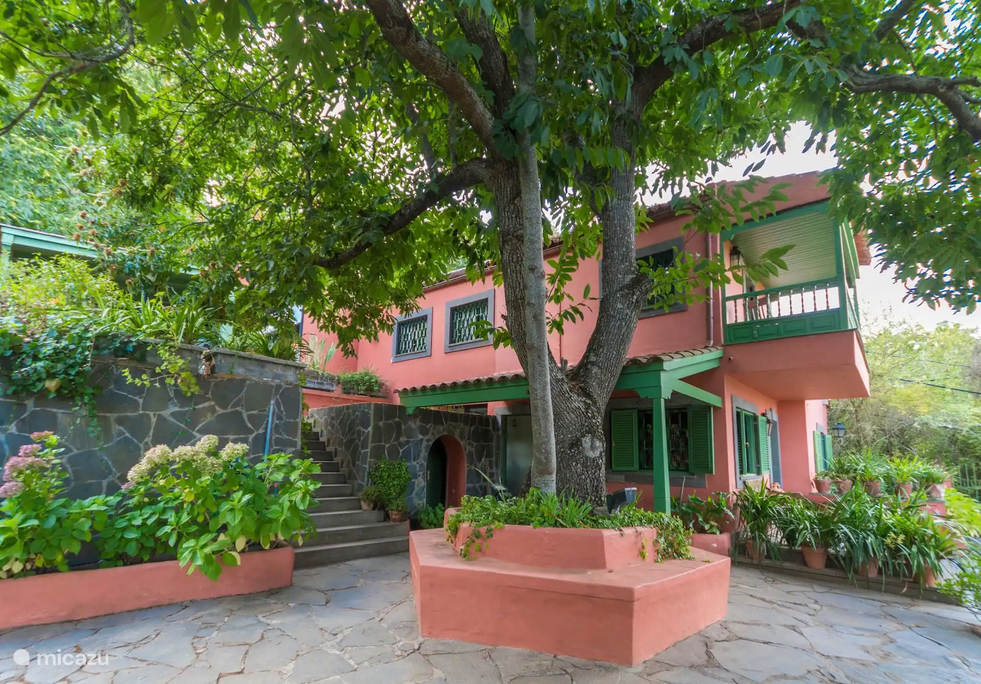 Façade of the Canarian manor house from the garden