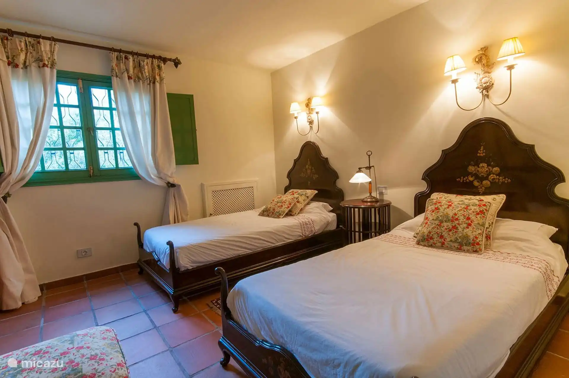Bedroom with two single beds and carved wooden headboards