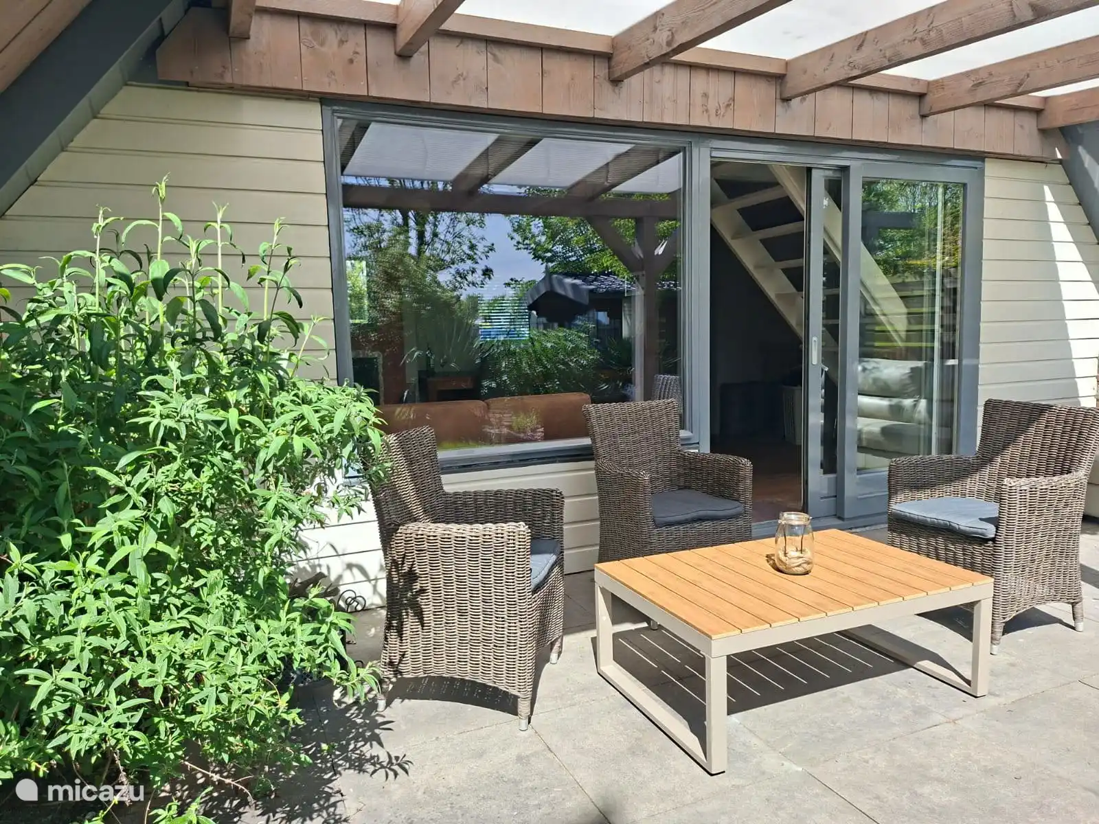 veranda with a view over the garden