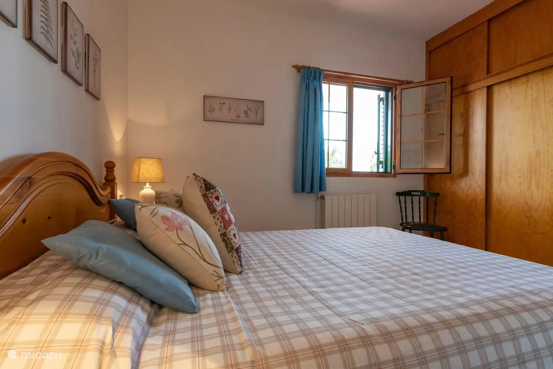 Otra vista del dormitorio principal, con armario empotrado de madera.