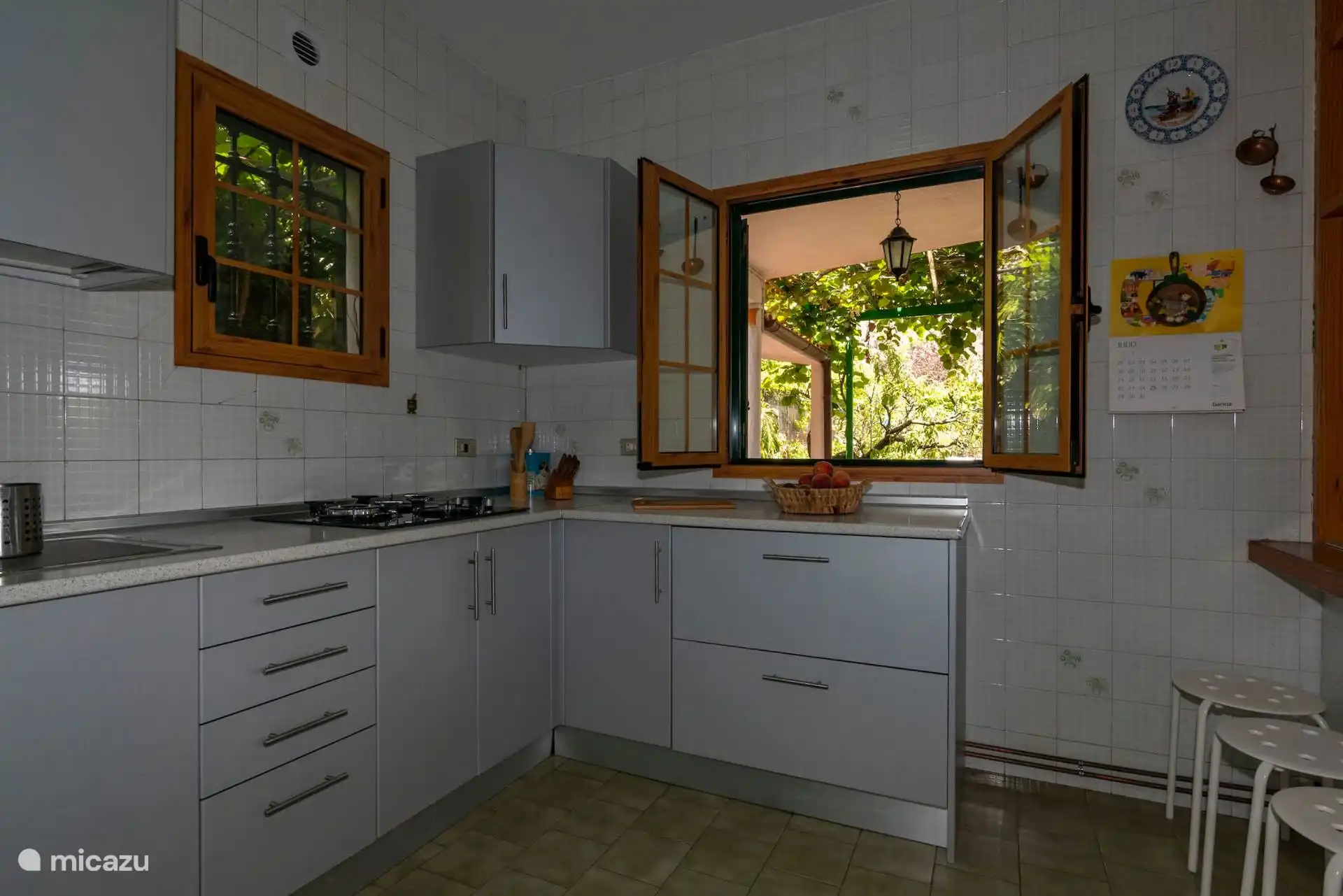 Cocina equipada con placa de gas, con ventana al parral.