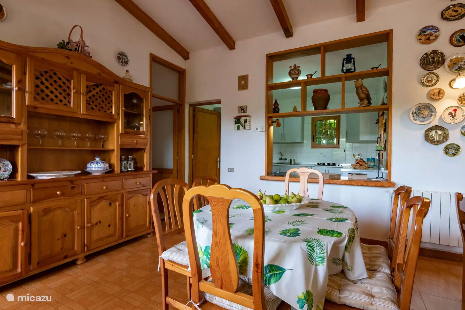 Comedor con aparador canario de madera y mesa puesta.