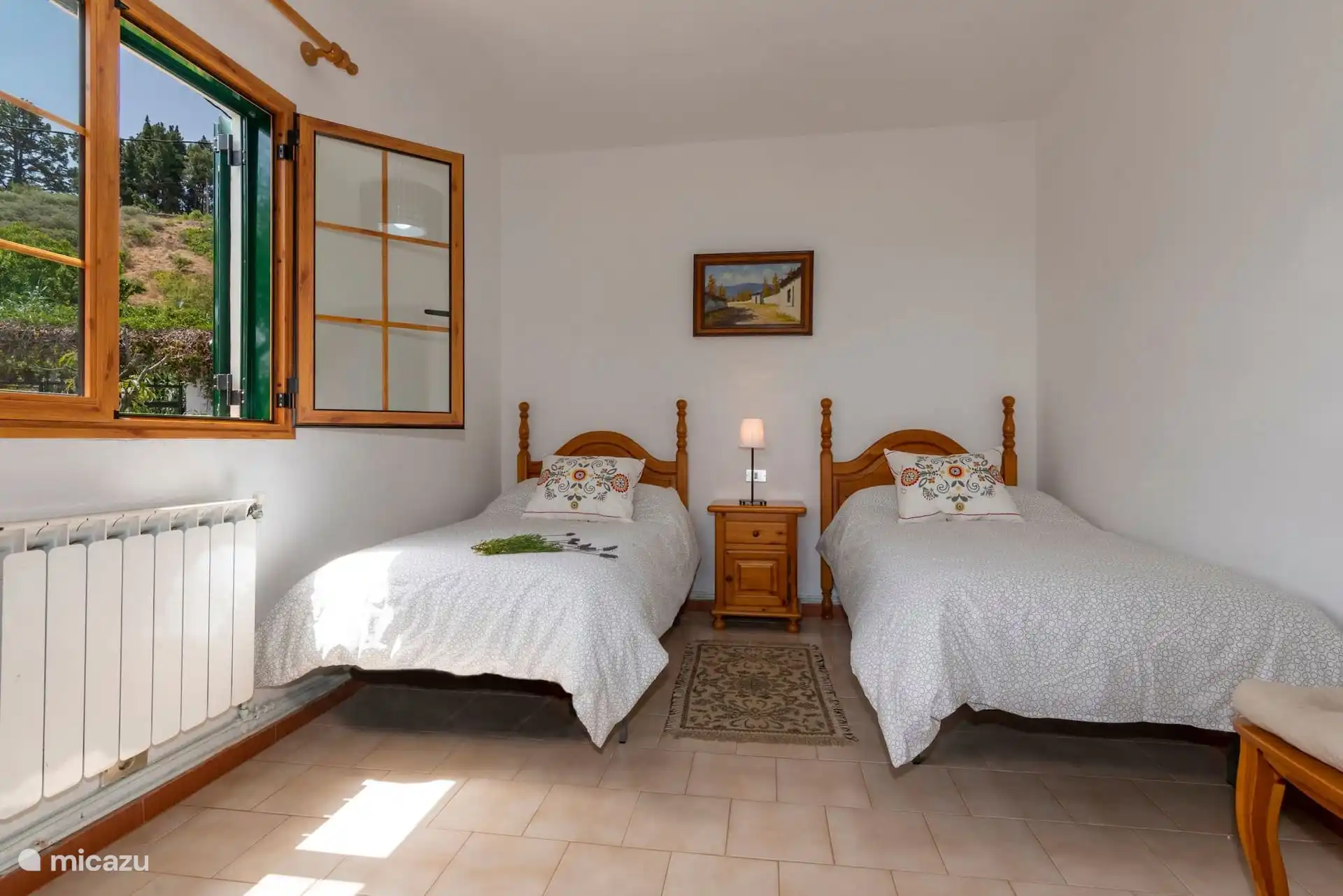 Dormitorio con dos camas individuales, muy luminoso, con vistas al campo.