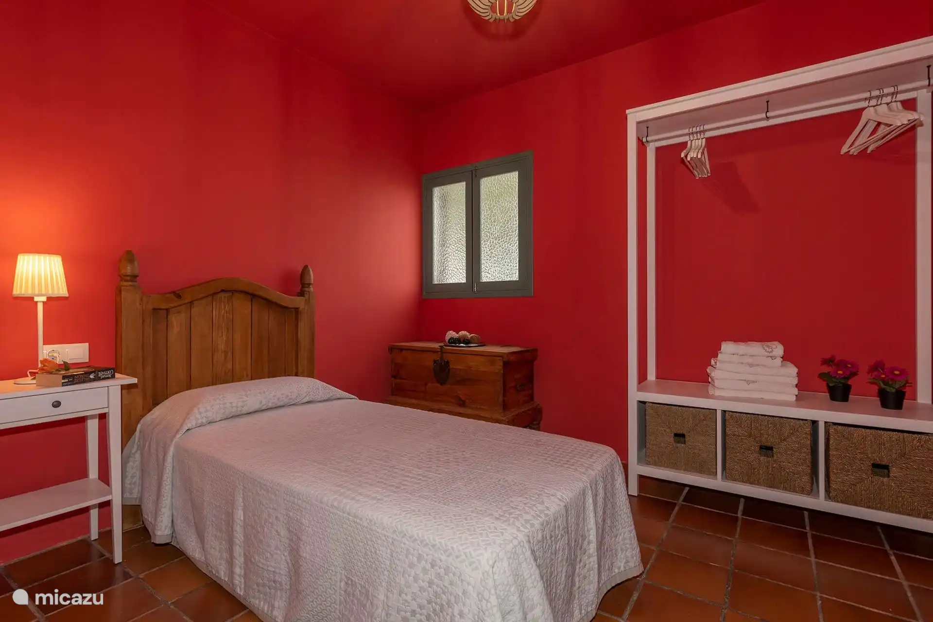 Dormitorio individual con burro para la ropa y cajonera.