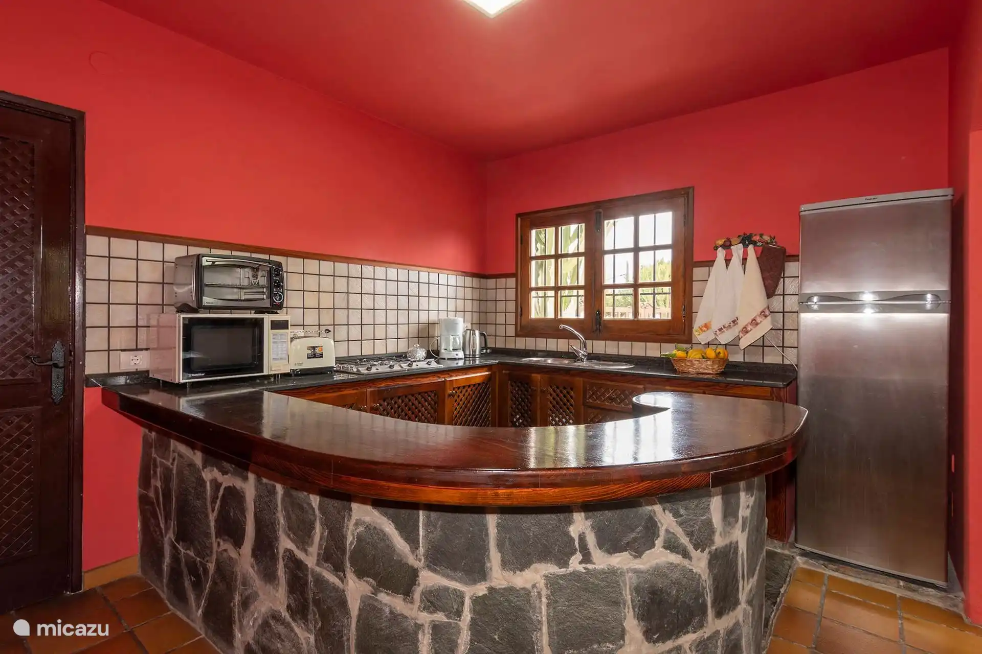 Otra vista de la cocina, con la encimera y el office.