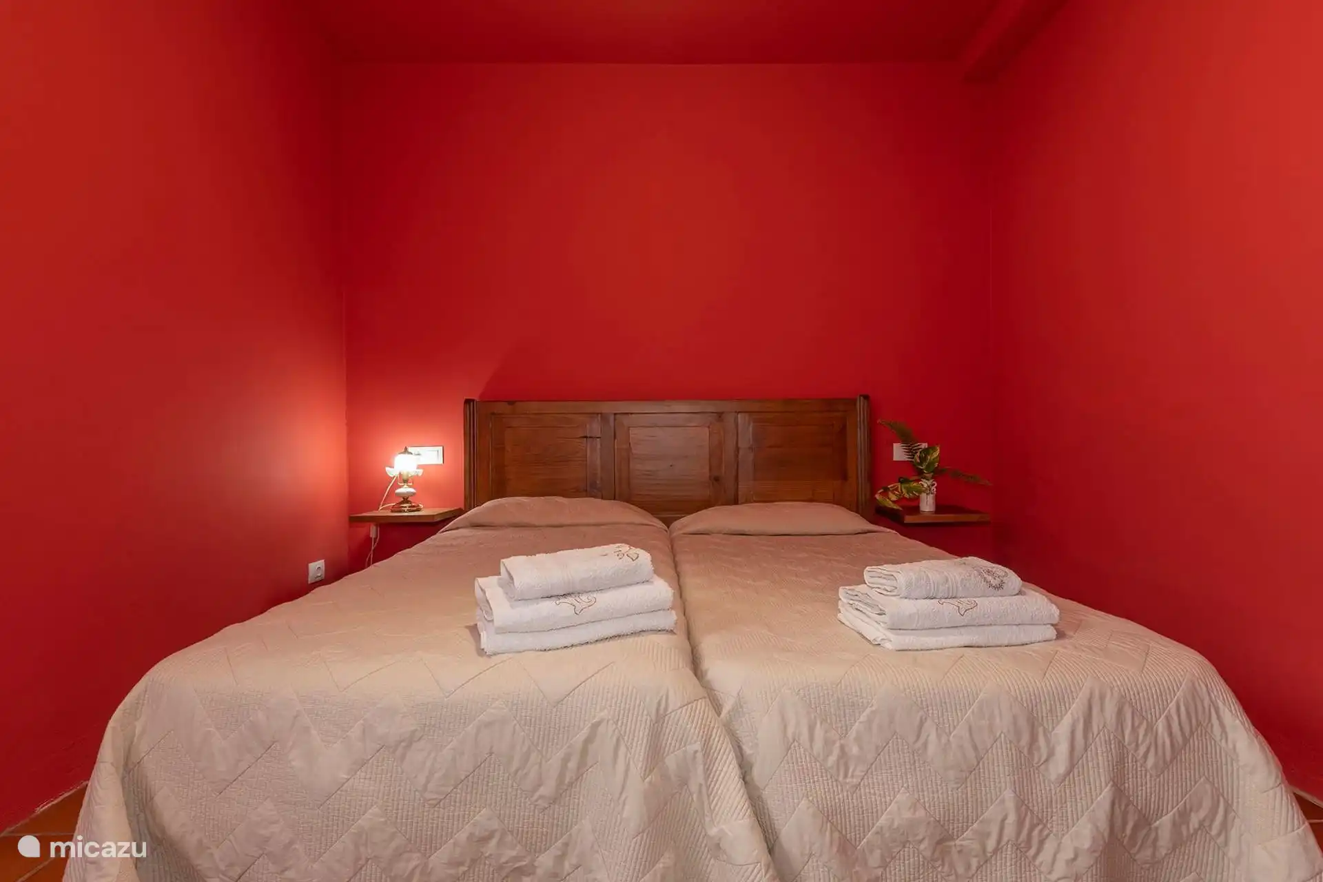 Otra vista del dormitorio de dos camas, muy amplio.