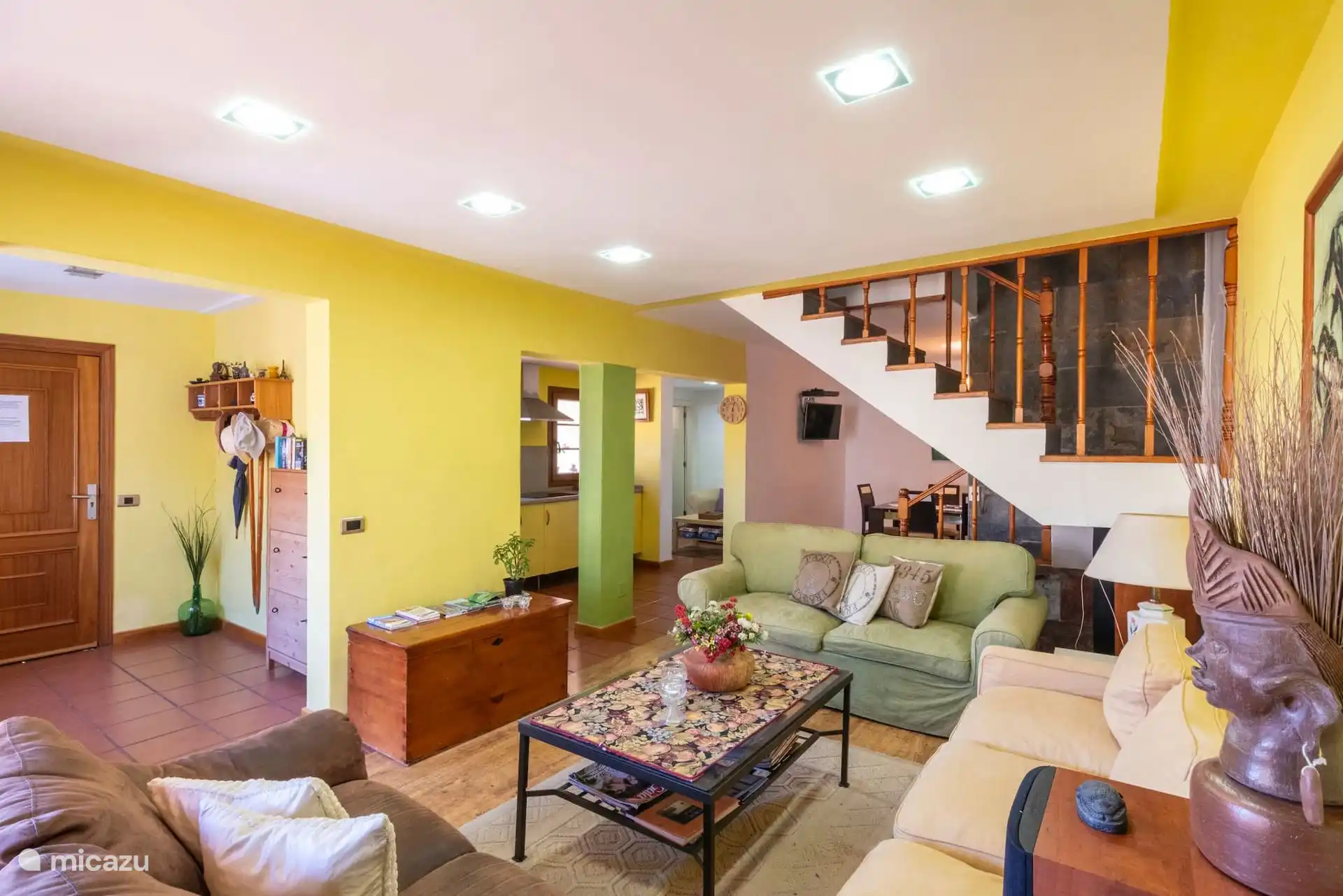 Vista del salón en dos ambientes, junto a la escalera.