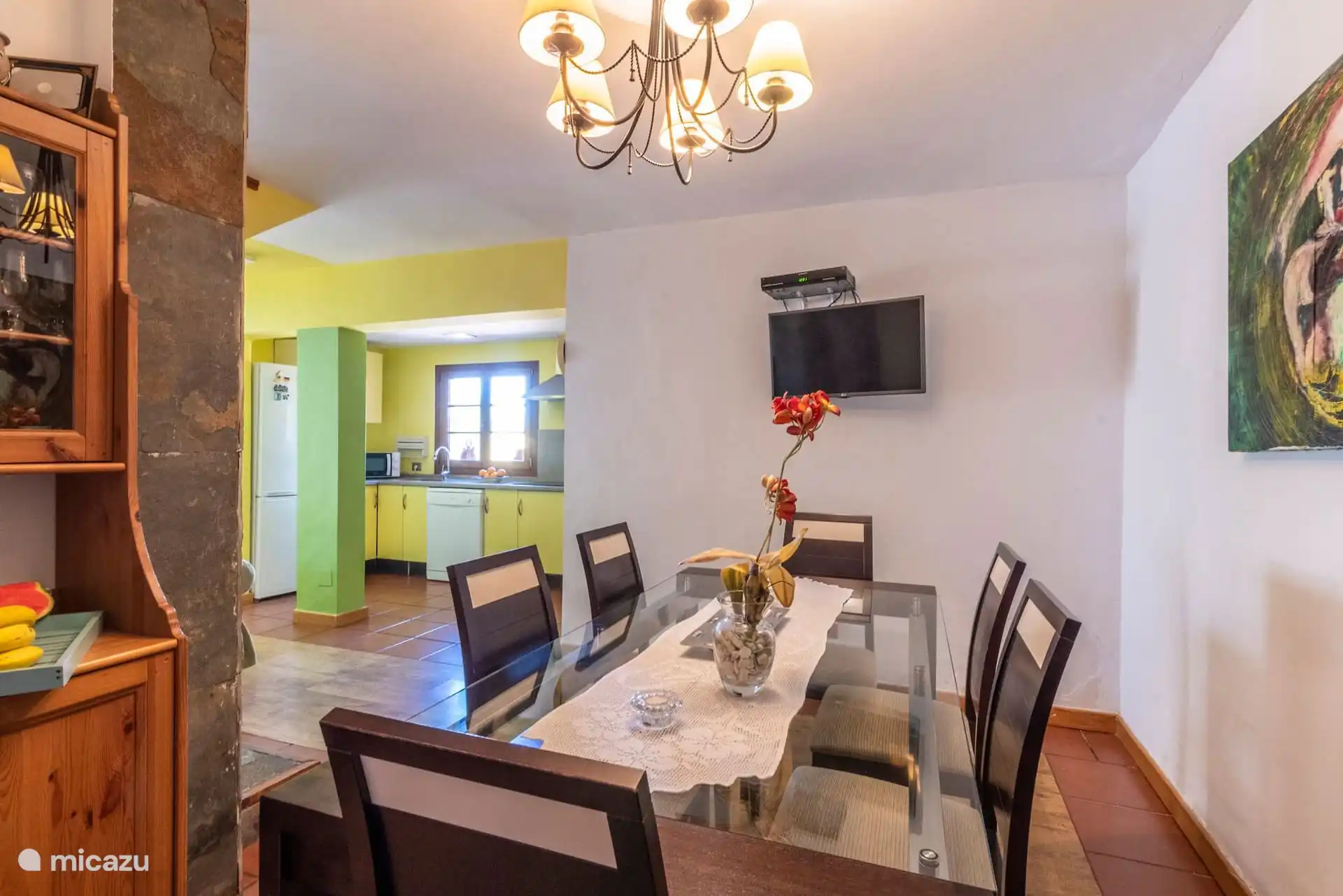 Otra vista de la cocina, con campana y ventana al exterior.