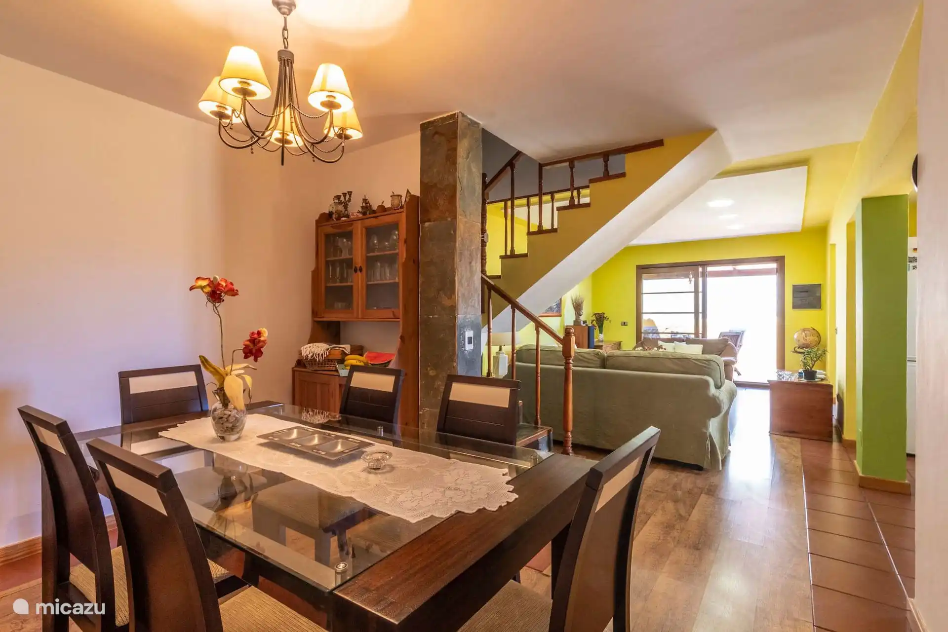 Comedor con mesa de cristal junto a la cocina.