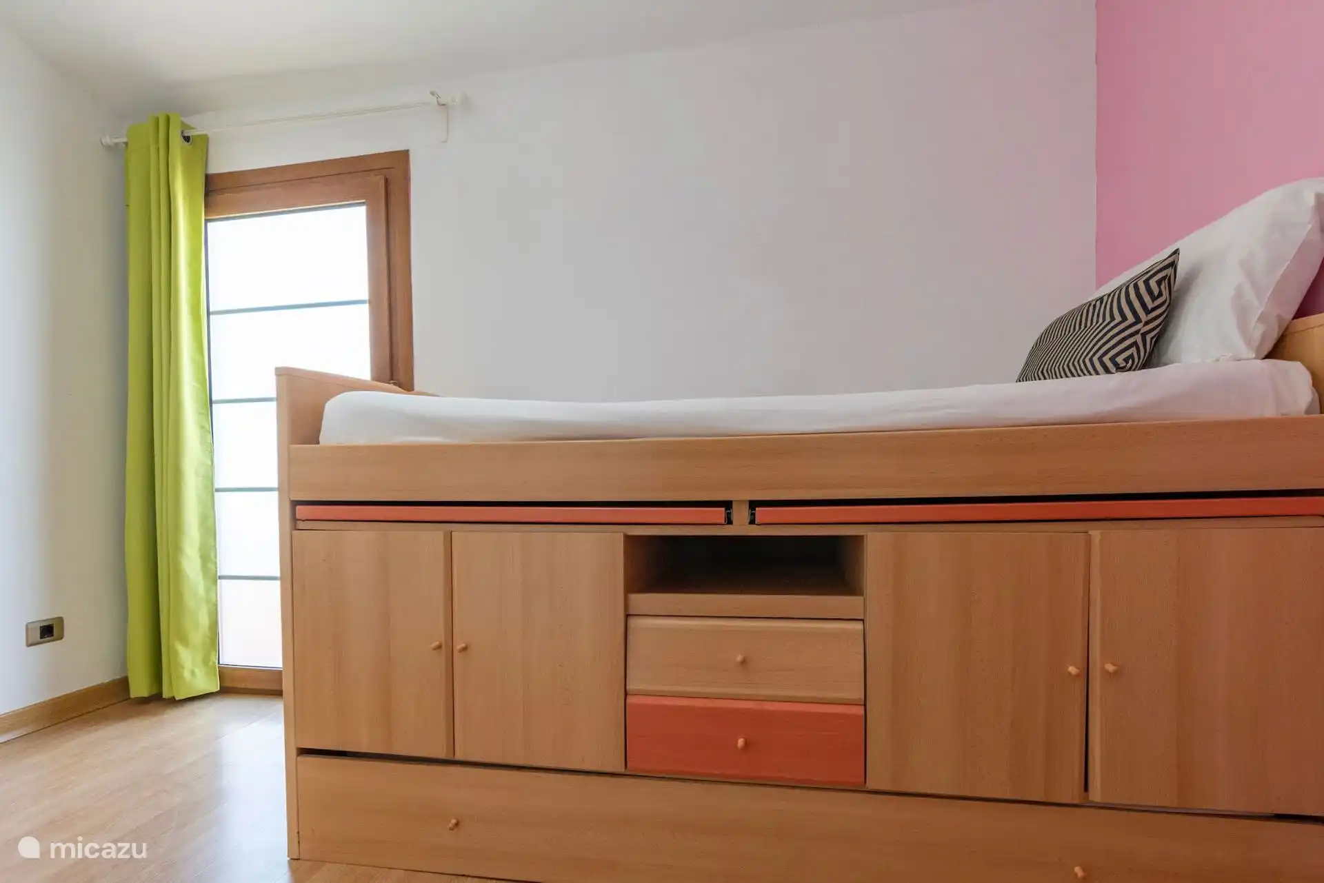Cama compacta con armarios y salida a la terraza.