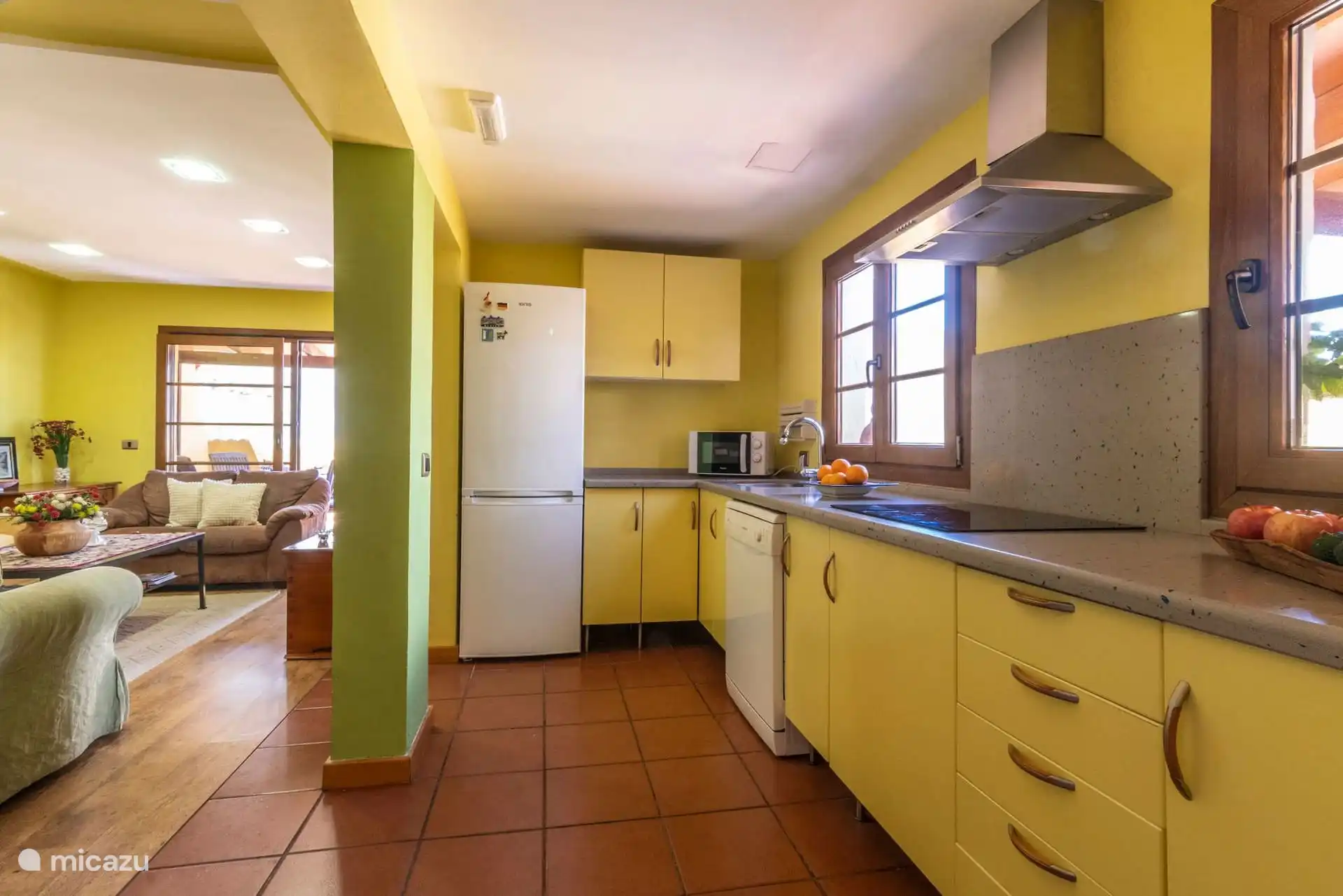 Cocina equipada con nevera, horno de sobremesa y menaje completo.